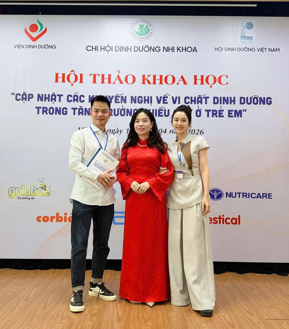 Dược sĩ Bình giao lưu cùng TS. BS Phan Bích Nga - Giám đốc Trung tâm Khám và Tư vấn Dinh dưỡng trẻ em, Viện Dinh dưỡng quốc gia - Ảnh: nhân vật cung cấp