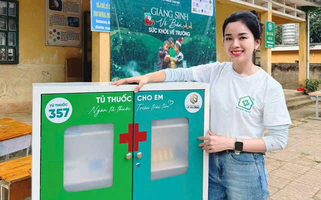 Dược sĩ Bình trao tủ thuốc y tế cho các trường khó khăn tại Lào Cai - Ảnh: nhân vật cung cấp