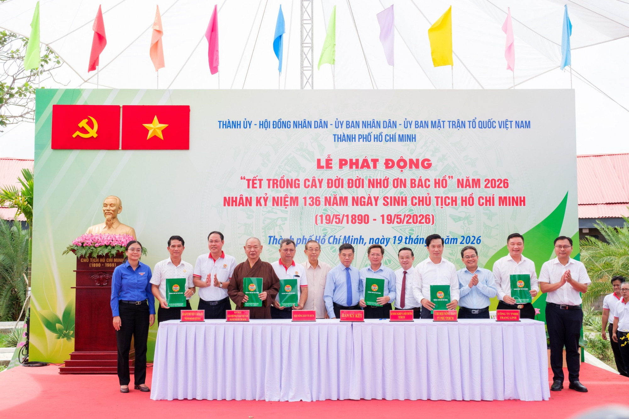 Các cơ quan, đơn vị ký kết các hoạt động đồng hành thực hiện phong trào “Thành phố muôn sắc hoa” giữa 