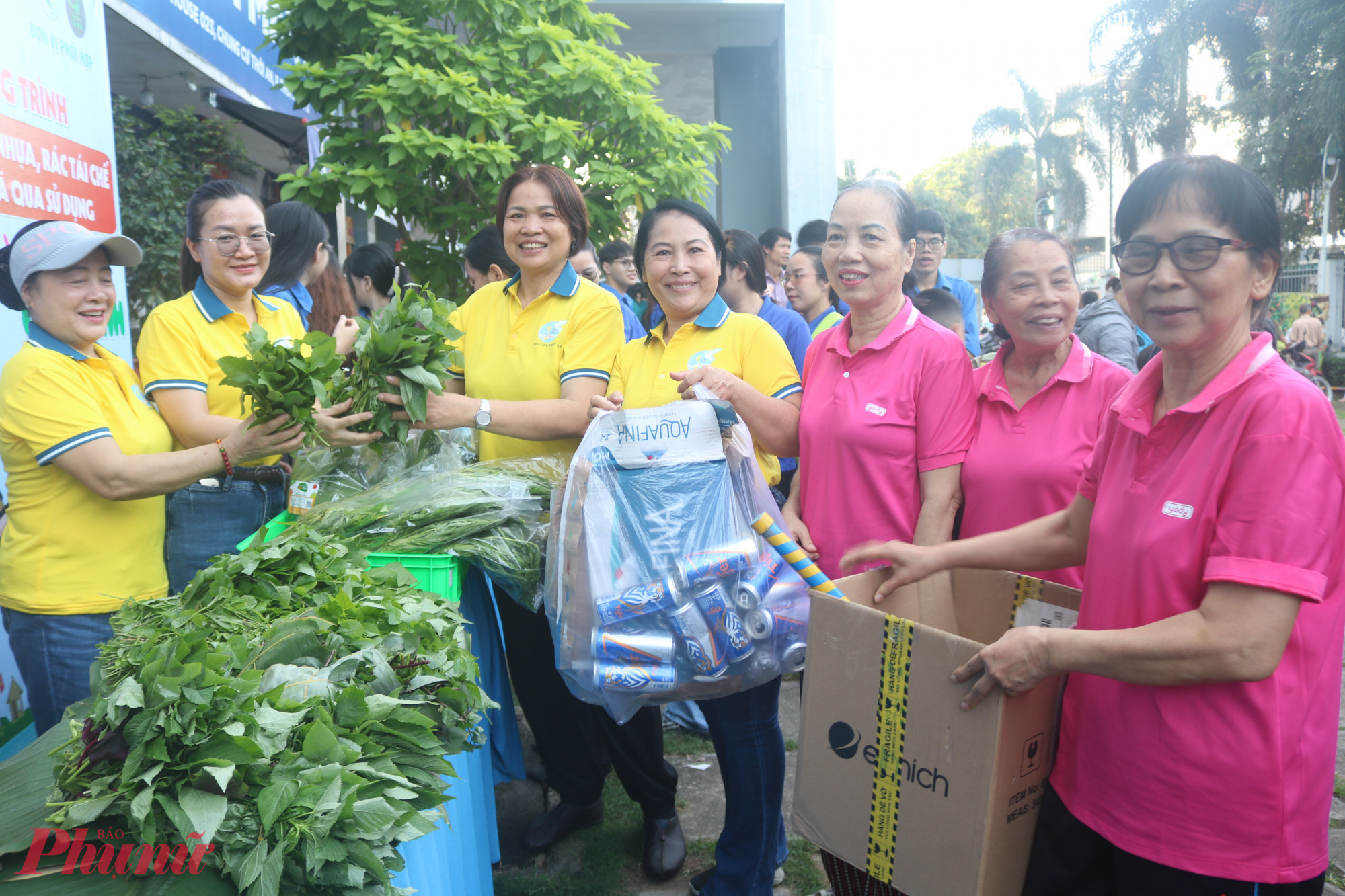 Từ nguồn rau trong vườn, bà Phạm Thị Kim Hằng (thứ 4, từ phải qua) cùng các chị em khu phố 5 thực hiện chương trình đổi rác thải tái chế lấy rau xanh hồi cuối năm 2025 - Ảnh: Thảo Nguyên