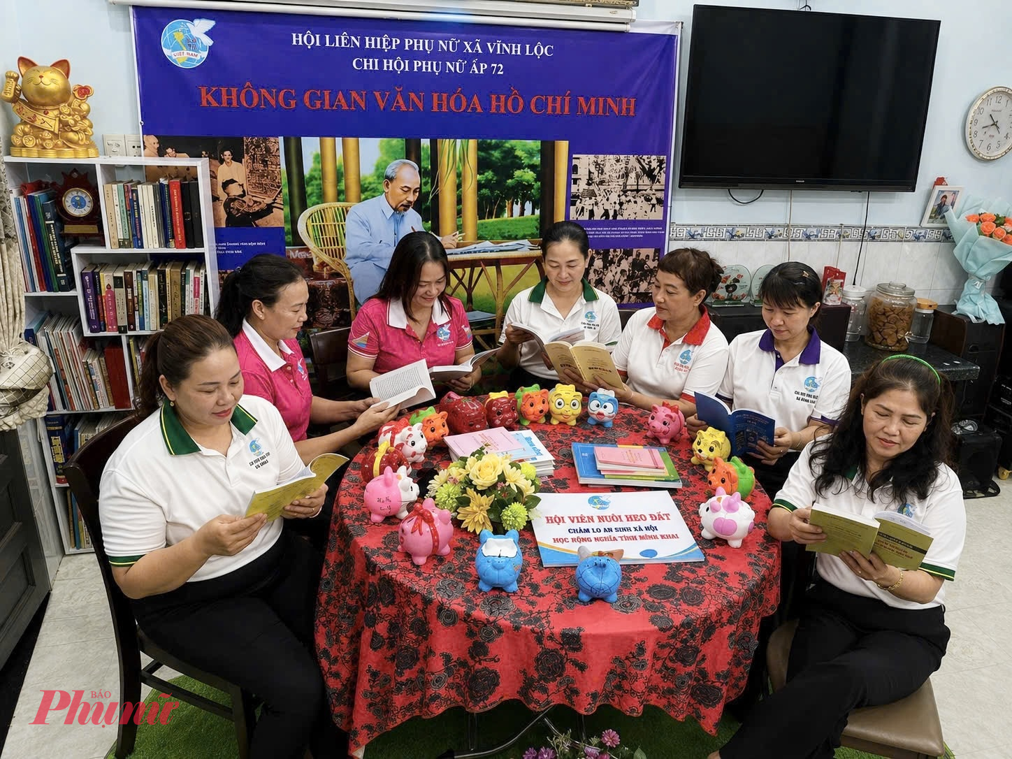 Đây là “Không gian văn hóa Hồ Chí Minh” tại nhà chị Đặng Thị Kim Tâm – Chi hội trưởng Chi hội Phụ nữ ấp 72, xã Vĩnh Lộc – với hàng trăm đầu sách viết về Bác Hồ. Không gian được chị xây dựng từ năm 2025 và duy trì đến nay, trở thành nơi sinh hoạt, học tập, đọc sách quen thuộc của nhiều hội viên phụ nữ địa phương vào dịp cuối tuần. Qua từng trang sách, chị em cùng nhau tìm hiểu về cuộc đời, tư tưởng, đạo đức, phong cách Hồ Chí Minh, góp phần lan tỏa văn hóa đọc và việc học tập, làm theo Bác trong cộng đồng.