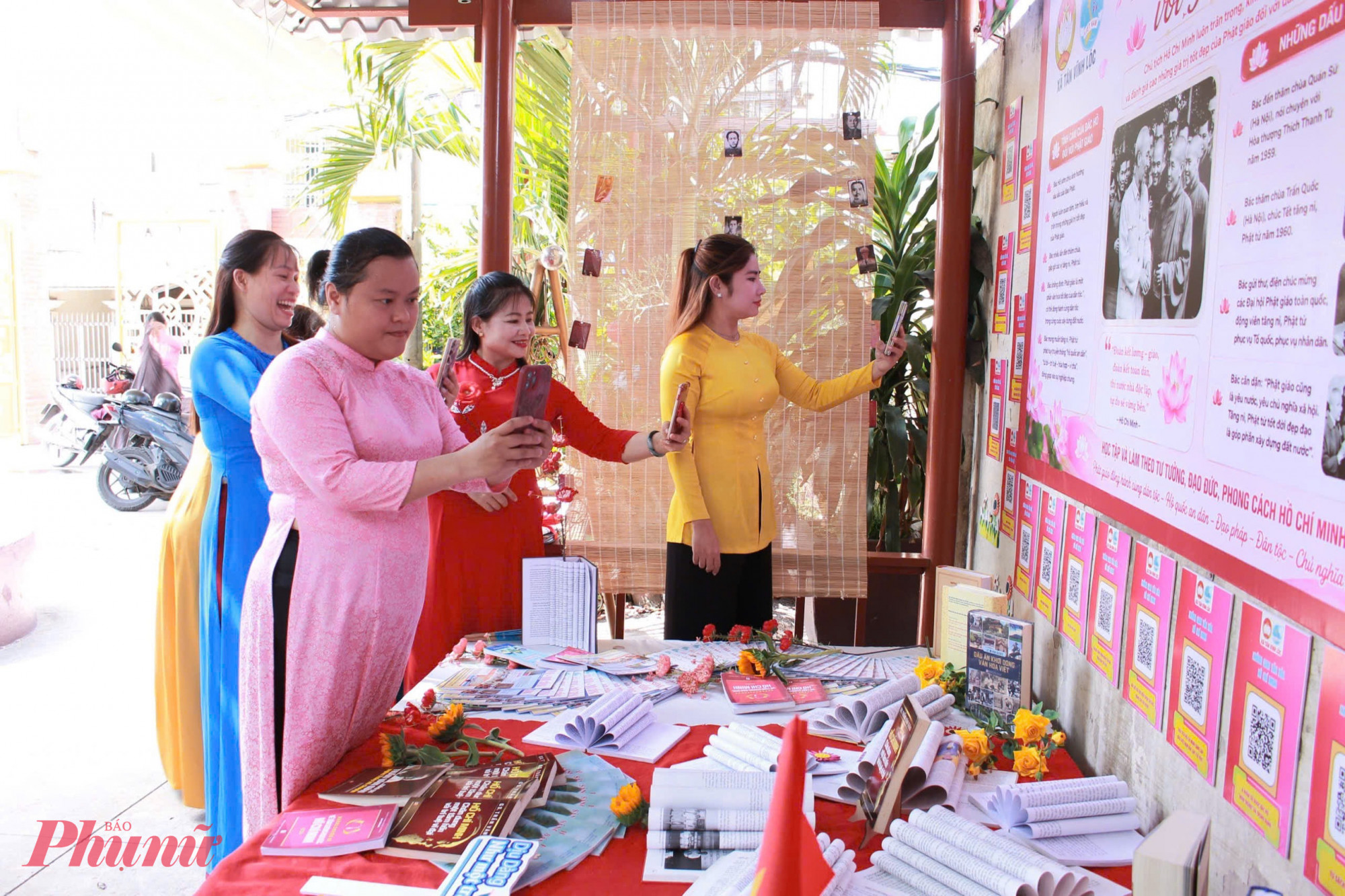 Hội LHPN xã Tân Vĩnh Lộc phối hợp cùng Ủy ban MTTQ Việt Nam xã và Ban Trị sự Chùa Từ Vân tổ chức ra mắt “Không gian văn hóa Hồ Chí Minh” tại Chùa Từ Vân nhằm lan tỏa việc học tập và làm theo tư tưởng, đạo đức, phong cách Hồ Chí Minh trong hội viên phụ nữ, phật tử và người dân địa phương. Không gian được xây dựng với nhiều nội dung thiết thực như khu vực “Bác Hồ với Phật giáo”, góc sách trực tuyến, mã QR liên kết các tư liệu về Bác, góc “Lời Bác dạy”, bảng việc tốt làm theo lời Bác, khu trưng bày sách cùng các mô hình học tập và làm theo gương Bác. Qua đó góp phần đưa việc học tập và làm theo Bác trở nên gần gũi, sinh động, phù hợp với xu hướng chuyển đổi số hiện nay.