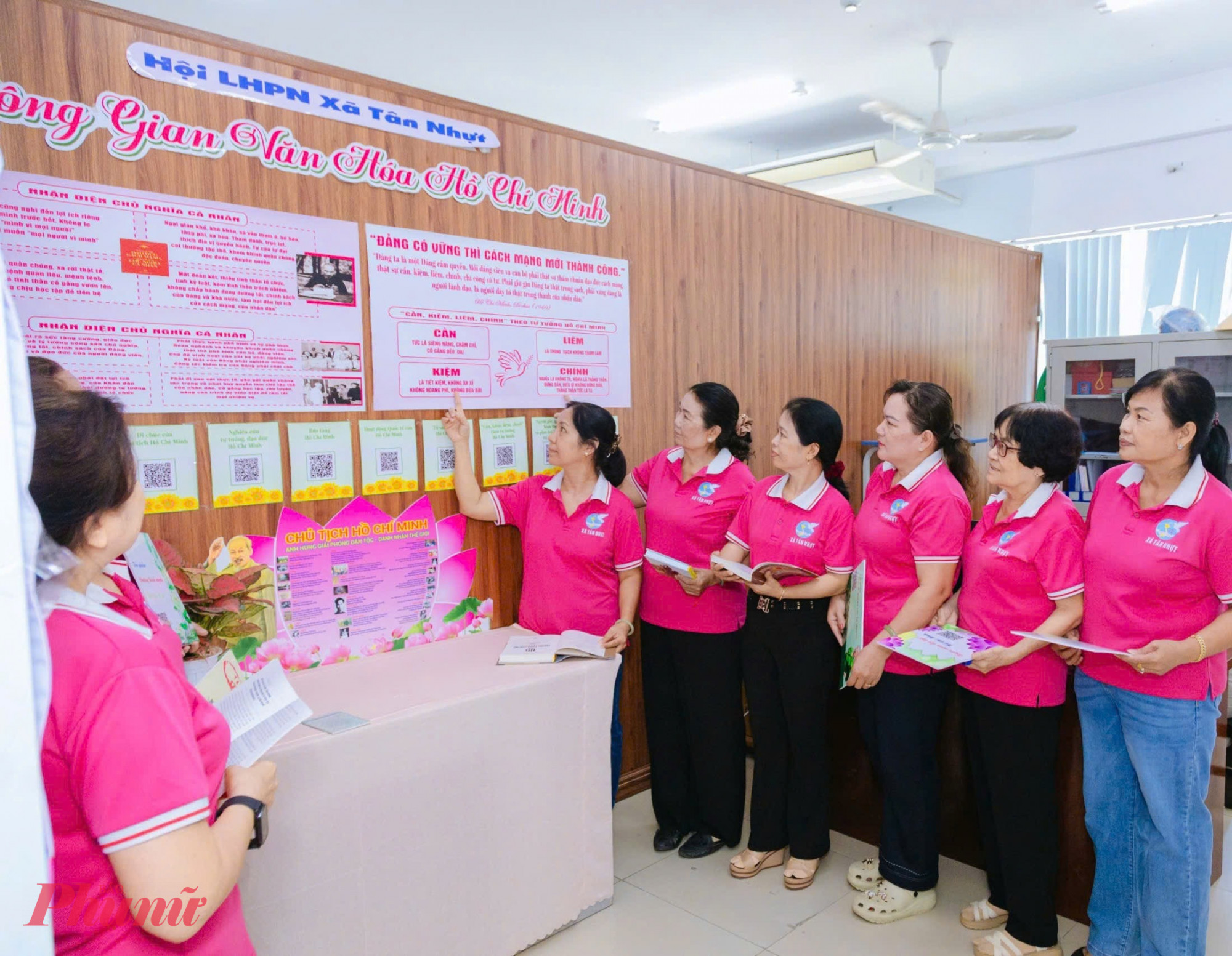 Hội LHPN xã Tân Nhựt xây dựng “Không gian văn hóa Hồ Chí Minh” ngay tại cơ quan làm việc nhằm tạo môi trường sinh hoạt, học tập và làm theo Bác cho cán bộ, hội viên phụ nữ.Không gian được bố trí trang trọng với hình ảnh Chủ tịch Hồ Chí Minh, các câu nói hay, sách điện tử cùng nhiều tư liệu về cuộc đời, sự nghiệp cách mạng của Người; chuyên đề “Bác Hồ với phụ nữ Việt Nam” và các gương phụ nữ tiêu biểu Việt Nam. Theo bà Nguyễn Thị Ngọc Hạnh - Chủ tịch Hội LHPN xã Tân Nhựt  - cho biết: Việc xây dựng “Không gian văn hóa Hồ Chí Minh” không chỉ tạo điểm nhấn tại nơi làm việc mà còn trở thành địa điểm sinh hoạt chính trị, giáo dục truyền thống, góp phần lan tỏa những giá trị tốt đẹp về học tập và làm theo tư tưởng, đạo đức, phong cách Hồ Chí Minh trong cán bộ Hội và hội viên phụ nữ địa phương.
