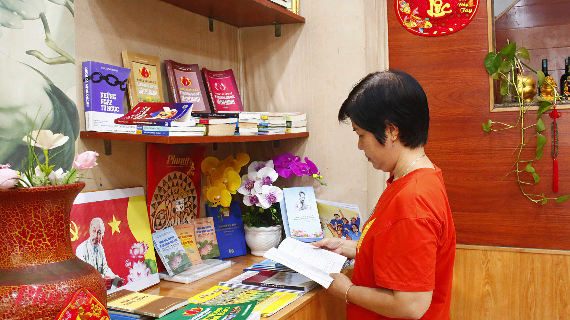 Tại phường Bình Lợi Trung, chị Lâm Thị Huỳnh Lan - Chi hội trưởng Chi hội Phụ nữ khu phố 39, nhiều năm qua âm thầm sưu tầm sách, báo về Bác Hồ như một nguồn động lực để bản thân không ngừng cố gắng trong cuộc sống và công tác Hội. Với chị, học tập và làm theo Bác không phải điều gì lớn lao mà bắt đầu từ những việc làm giản dị, thiết thực mỗi ngày, bằng tinh thần sẻ chia, yêu thương và giúp đỡ những hoàn cảnh khó khăn. Từ suy nghĩ đó, chị đã ra mắt mô hình “Cửa hàng quần áo 0 đồng” để trao tặng quần áo miễn phí cho người dân khó khăn; đồng thời duy trì các suất ăn yêu thương hằng tháng dành cho người lao động nghèo, người già neo đơn trên địa bàn. Những việc làm âm thầm nhưng đầy nghĩa tình ấy đã góp phần lan tỏa tinh thần nhân ái, sống đẹp theo gương Bác trong cộng đồng.