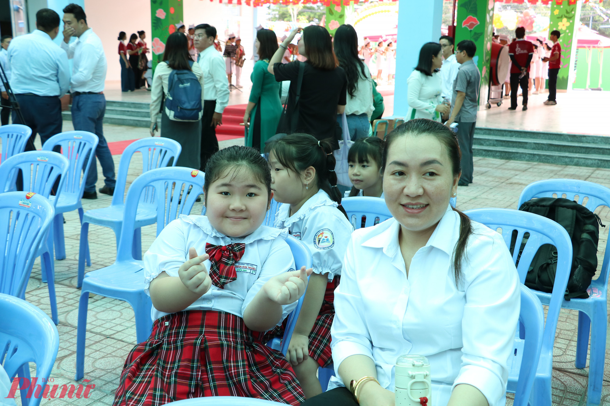 Chị Kim Loan và Uyển Nhi phấn khởi khi được học gần nhà - Ảnh: Trang Thư