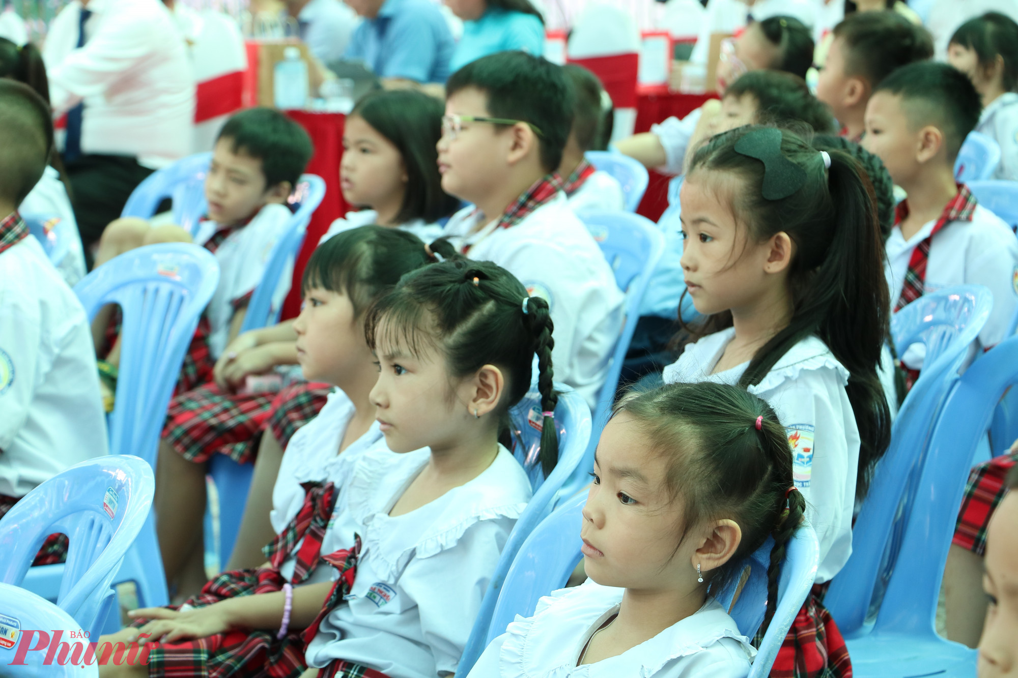 Học sinh theo dõi chương trình - Ảnh: Trang Thư