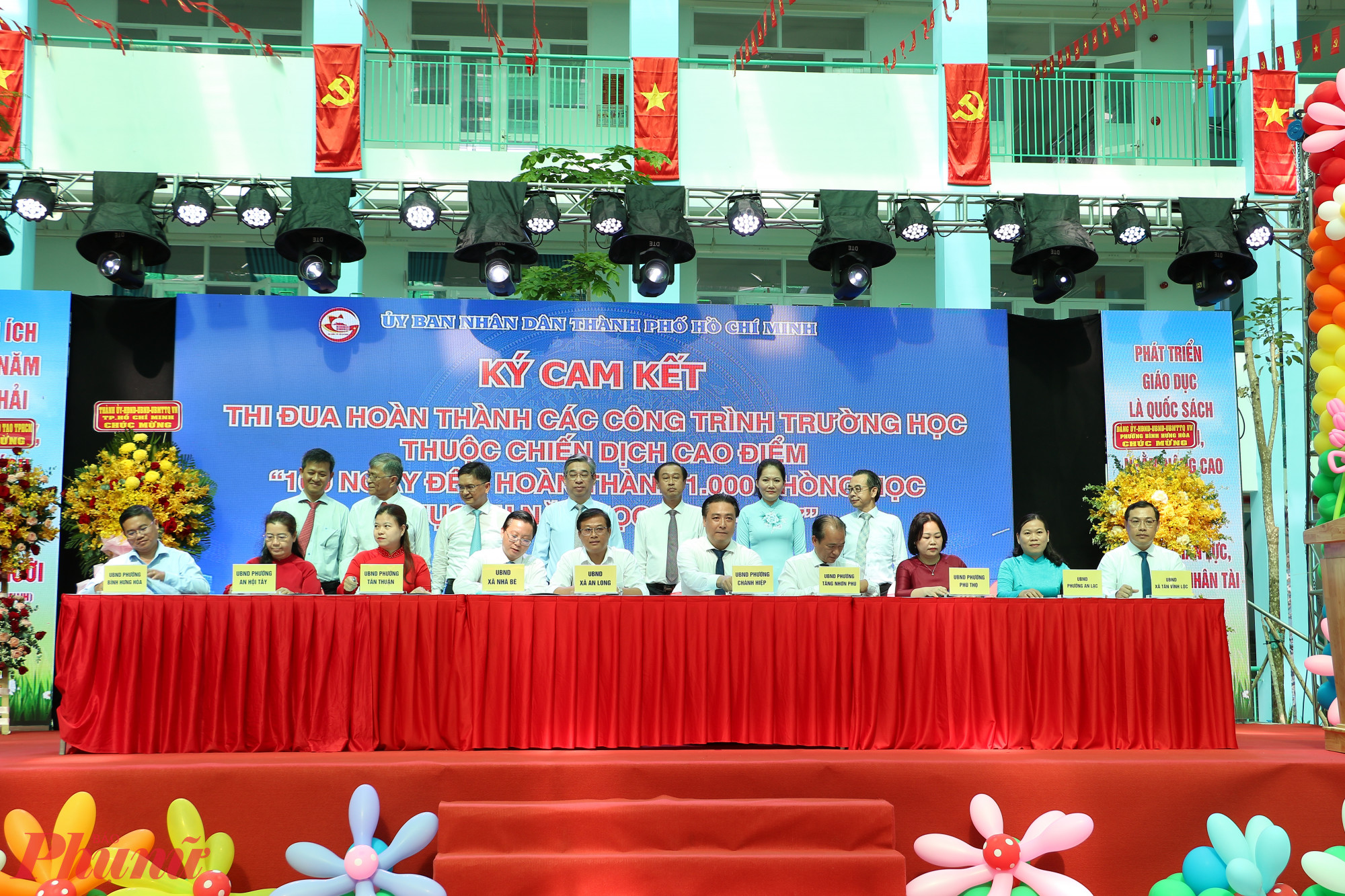Các địa phương có công trình ký cam kết thực hiện chiến dịch - Ảnh: Trang Thư