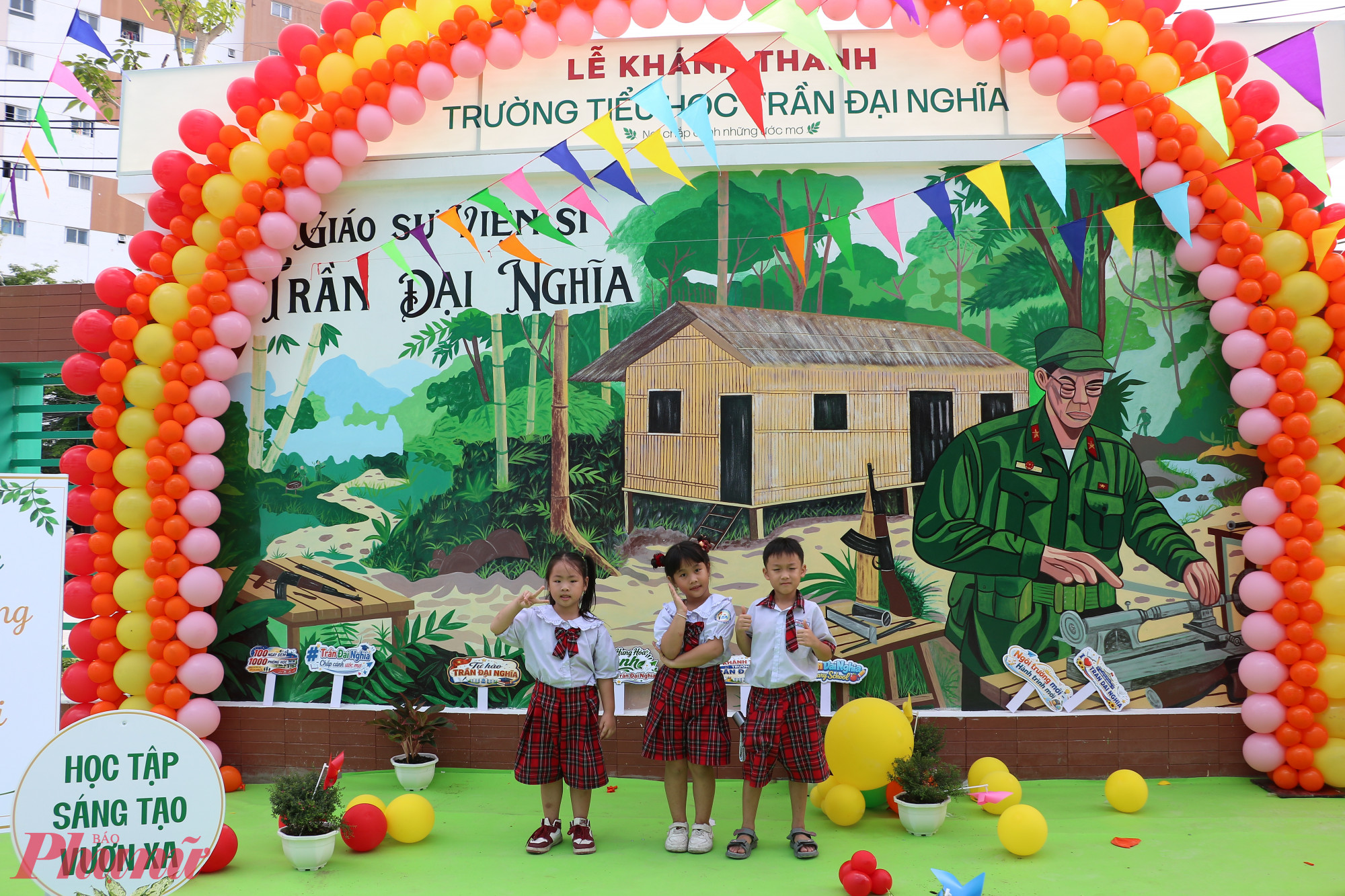 Học sinh hào hứng chụp ảnh với ngôi trường mới - Ảnh: Trang Thư