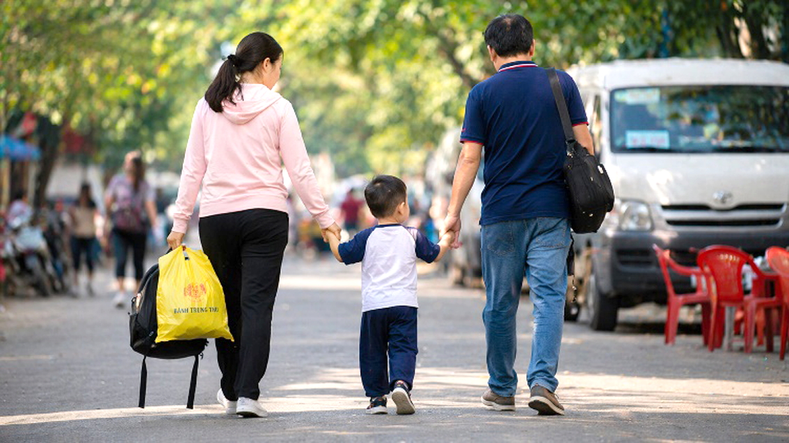 Khoảng cách không chỉ là quãng đường mà là những lần muốn về  nhưng lại chần chừ - Ảnh minh họa do AI tạo