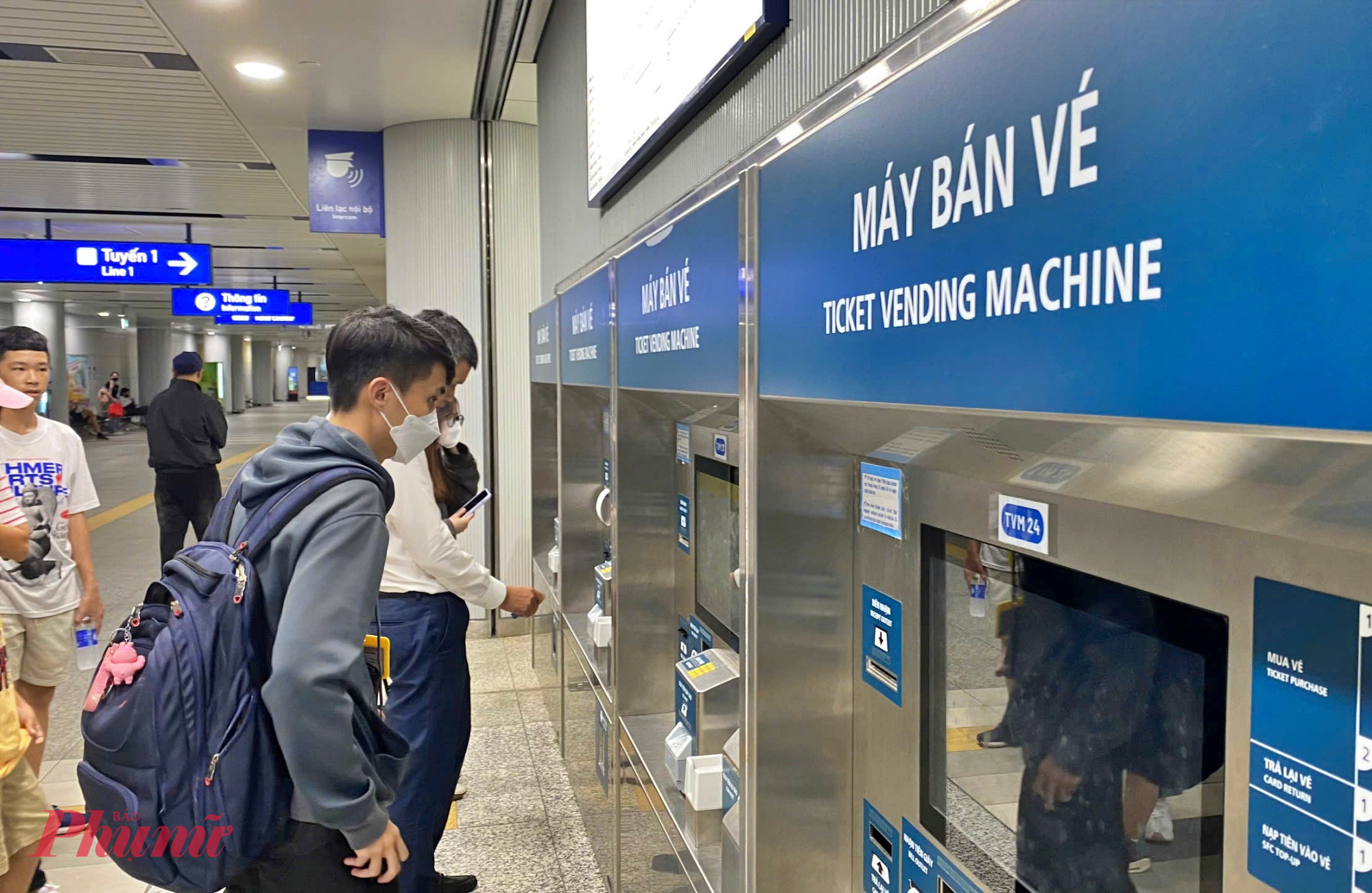 Hành khách mua vé tàu metro số 1 tại ga Bến Thành - Ảnh: Nguyễn Văn