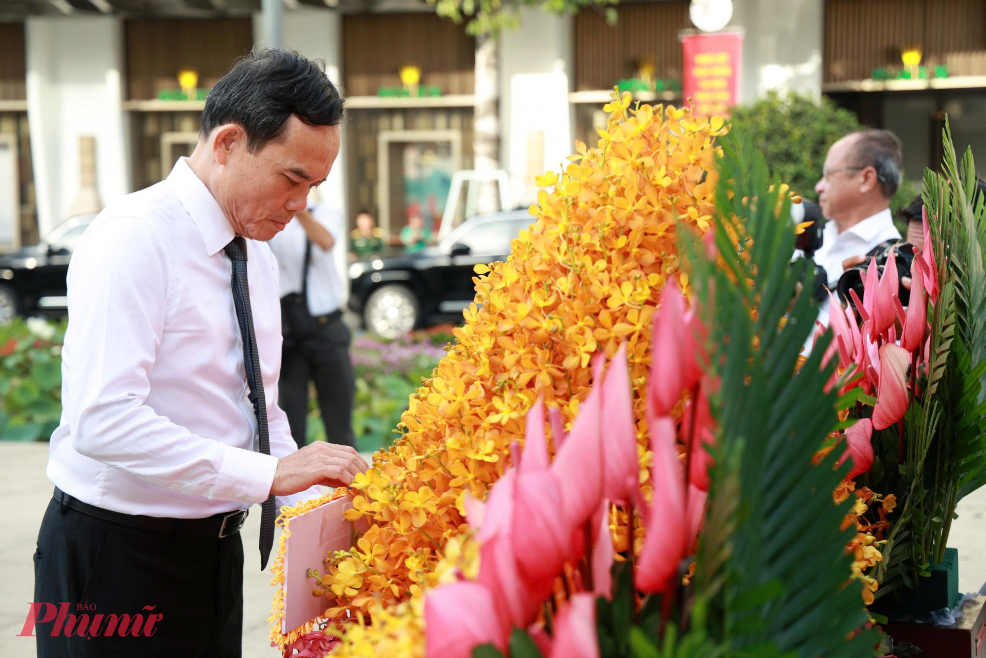Bí thư Thành ủy TPHCM Trần Lưu Quang dâng hoa tưởng nhớ Chủ tịch Hồ Chí Minh tại Công viên Tượng đài Chủ tịch Hồ Chí Minh sáng 19/5 - Ảnh: Thanh Tâm