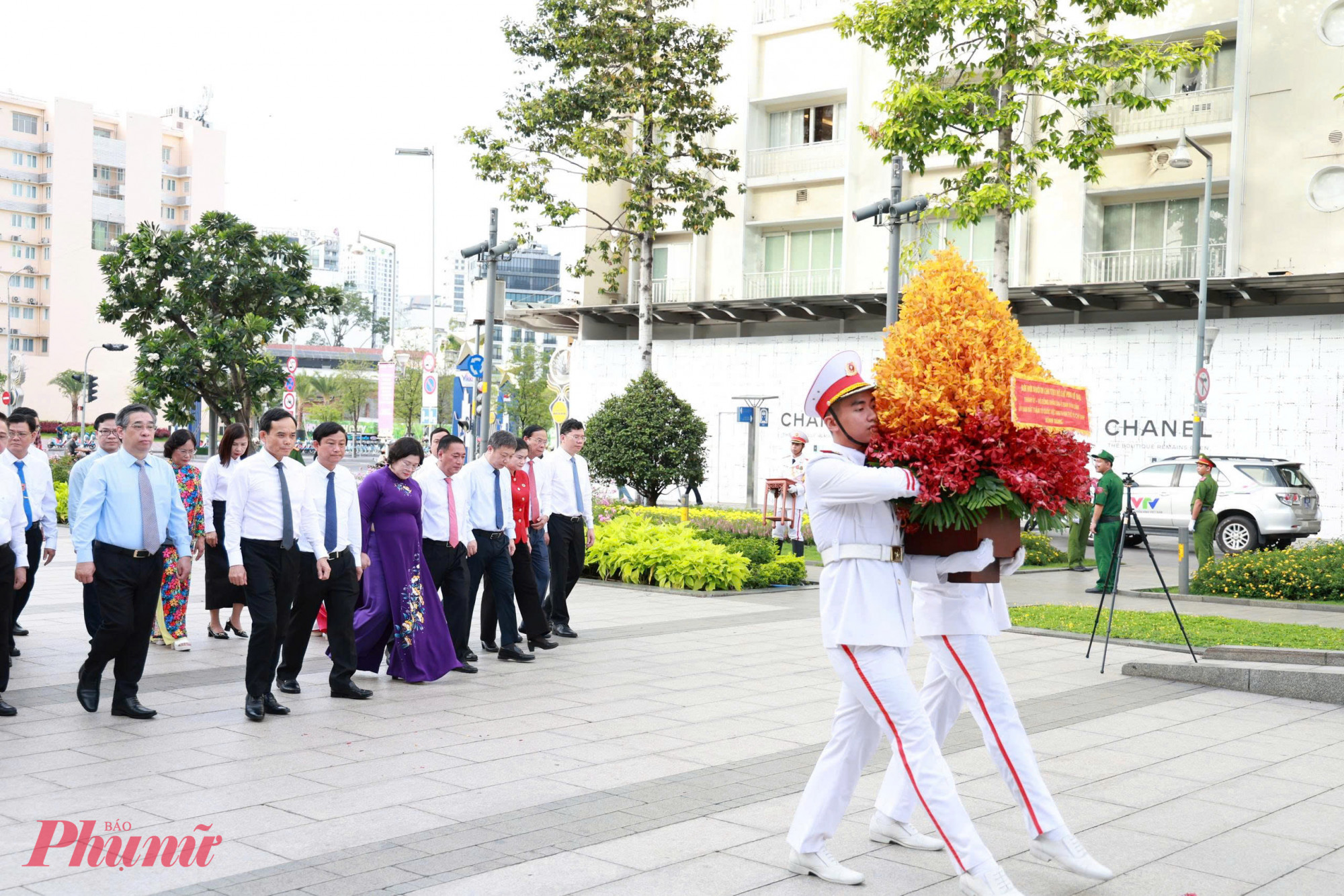 Bí thư Thành ủy TPHCM Trần Lưu Quang cùng đoàn đại biểu thành kính dâng hoa nhân kỷ niệm Ngày sinh Chủ tịch Hồ Chí Minh - Ảnh: Thanh Tâm