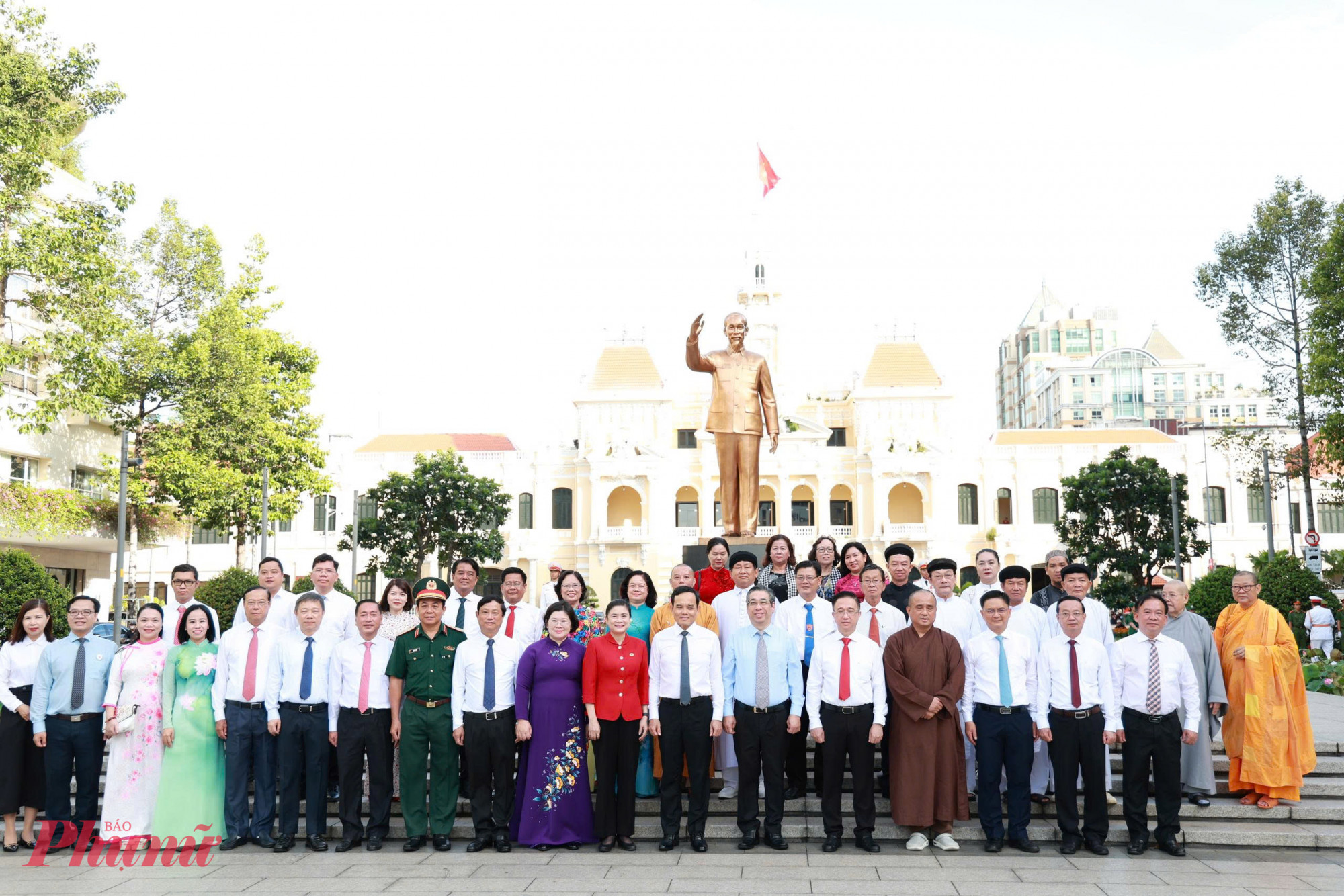 Đoàn đại biểu lãnh đạo TPHCM chụp hình lưu niệm tại Công viên Tượng đài Chủ tịch Hồ Chí Minh nhân kỷ niệm 136 năm Ngày sinh của Bác - Ảnh: Thanh Tâm