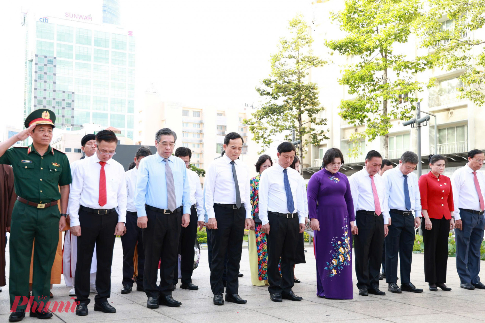 Lãnh đạo TPHCM và đại biểu tham dự lễ dâng hoa tưởng niệm Chủ tịch Hồ Chí Minh trên phố đi bộ Nguyễn Huệ - Ảnh: Thanh Tâm
