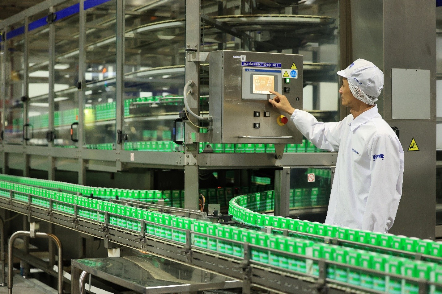 Minh bạch từ nguồn gốc đến chất lượng, Vinamilk củng cố niềm tin người tiêu dùng Việt Dây chuyền sản xuất sữa tươi tại nhà máy của Vinamilk - Ảnh: Vi Nam