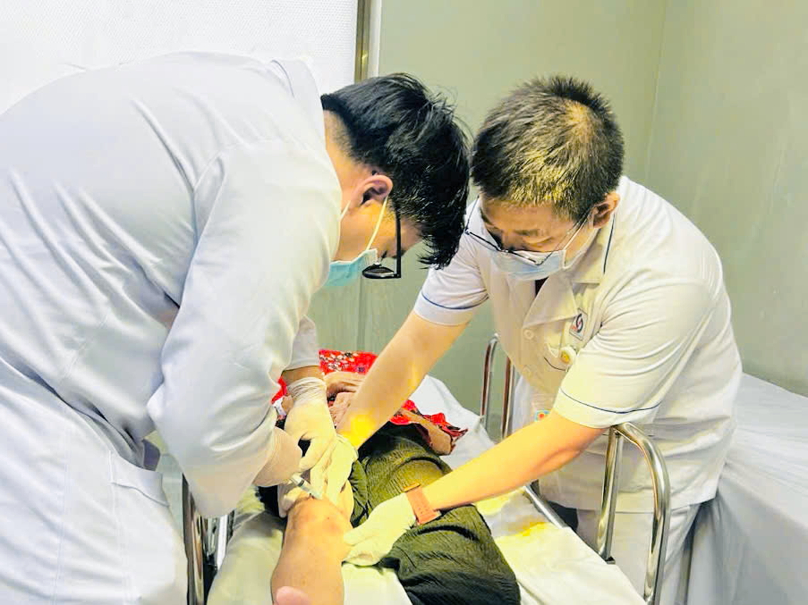 Nhiều trường hợp nhập viện vì thú cưng cào, cắn Bác sĩ Bệnh viện Nhân dân Gia Định kiểm tra, xử lý vết thương cho bà M. tại Khoa Cấp cứu