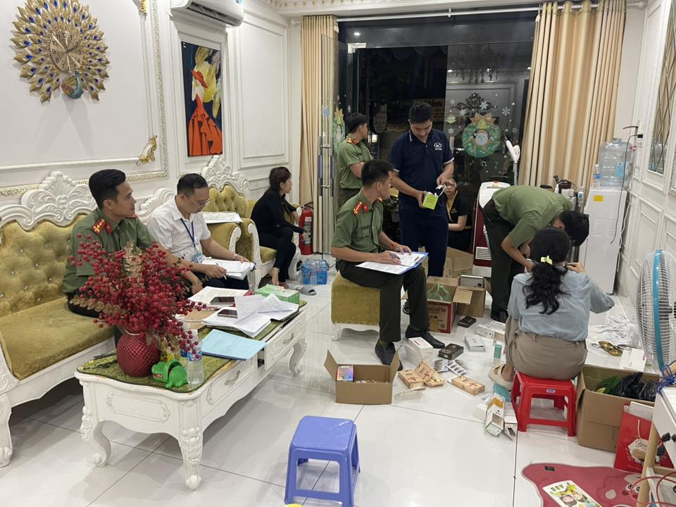 Lực lượng chức năng kiểm tra thẩm mỹ Bee Hin. Ảnh: CACC