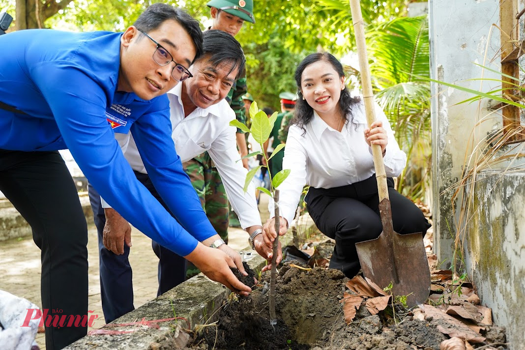  Bà Huỳnh Thị Thu Thủy -  Chủ tịch Ủy ban MTTQ Việt Nam phường tham gia lễ phát động trồng cây 