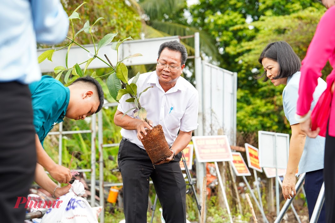 Người dân địa phương hào hứng tham gia trồng hàng trăm cây ăn trái tại Trung tâm Văn hóa An Sơn, khu phố Hưng Thọ.