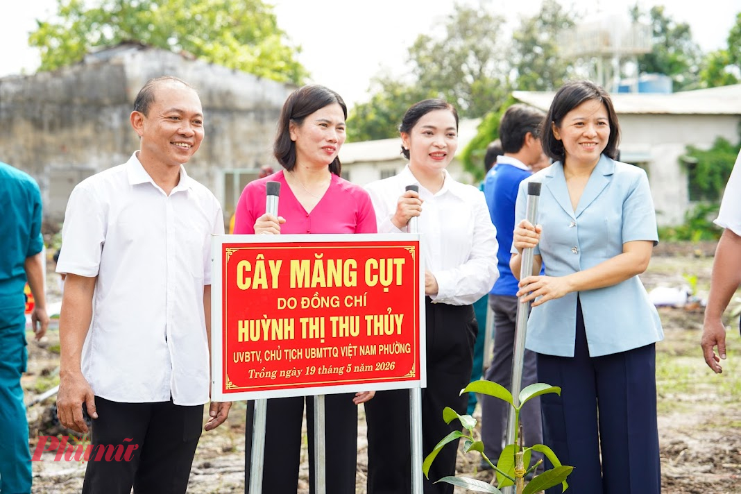 Các đại biểu và người dân phường Thuận An cùng tham gia trồng cây măng cụt trong lễ phát động “Vườn cây măng cụt nhớ ơn Bác Hồ”.