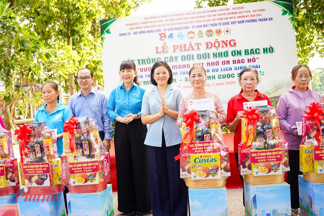 Đại diện Ủy ban MTTQ Việt Nam phường Thuận An trao quà cho người lao động và các hộ dân khó khăn trên địa bàn.