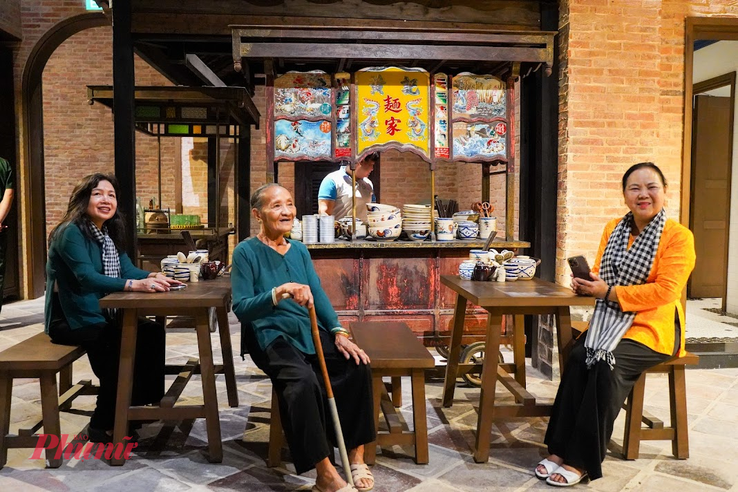 Người dân và du khách thích thú trải nghiệm không gian làng gốm Minh Long trong chương trình “Miệt vườn – Sắc xanh cuộc sống”