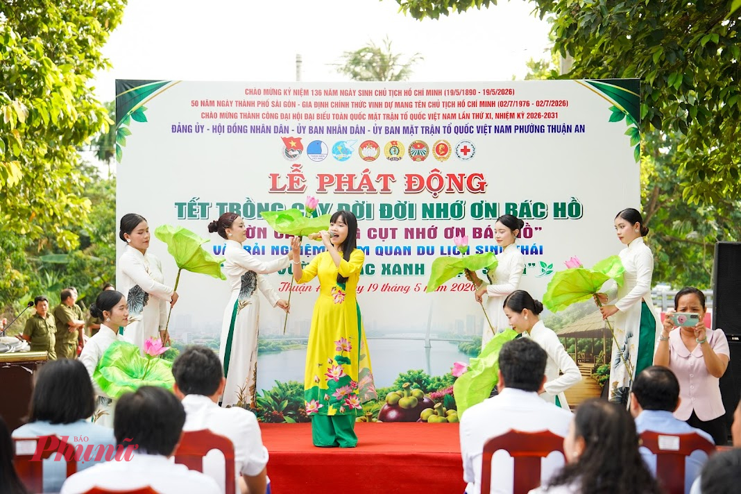 Lễ phát động trồng cây “Vườn cây măng cụt nhớ ơn Bác Hồ” tại Trung tâm Văn hóa An Sơn, khu phố Hưng Thọ, phường Thuận An