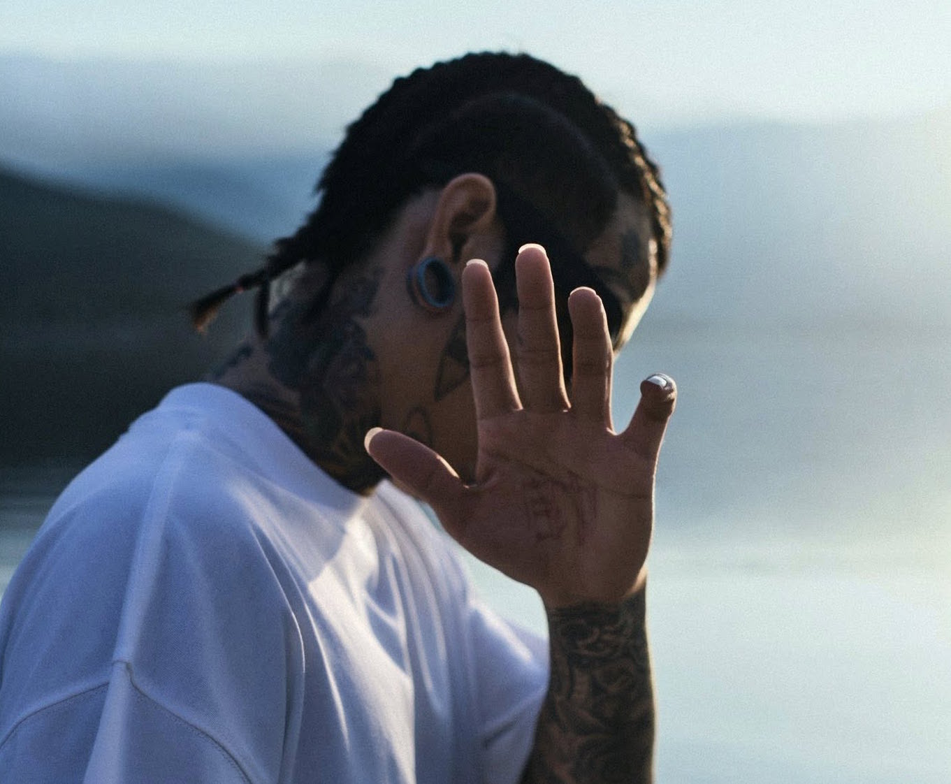 Rapper Dế Choắt trong hình ảnh mới nhất sau khi tung sản phẩm “khịa” đồng nghiệp. Ảnh: Facebook nhân vật.
