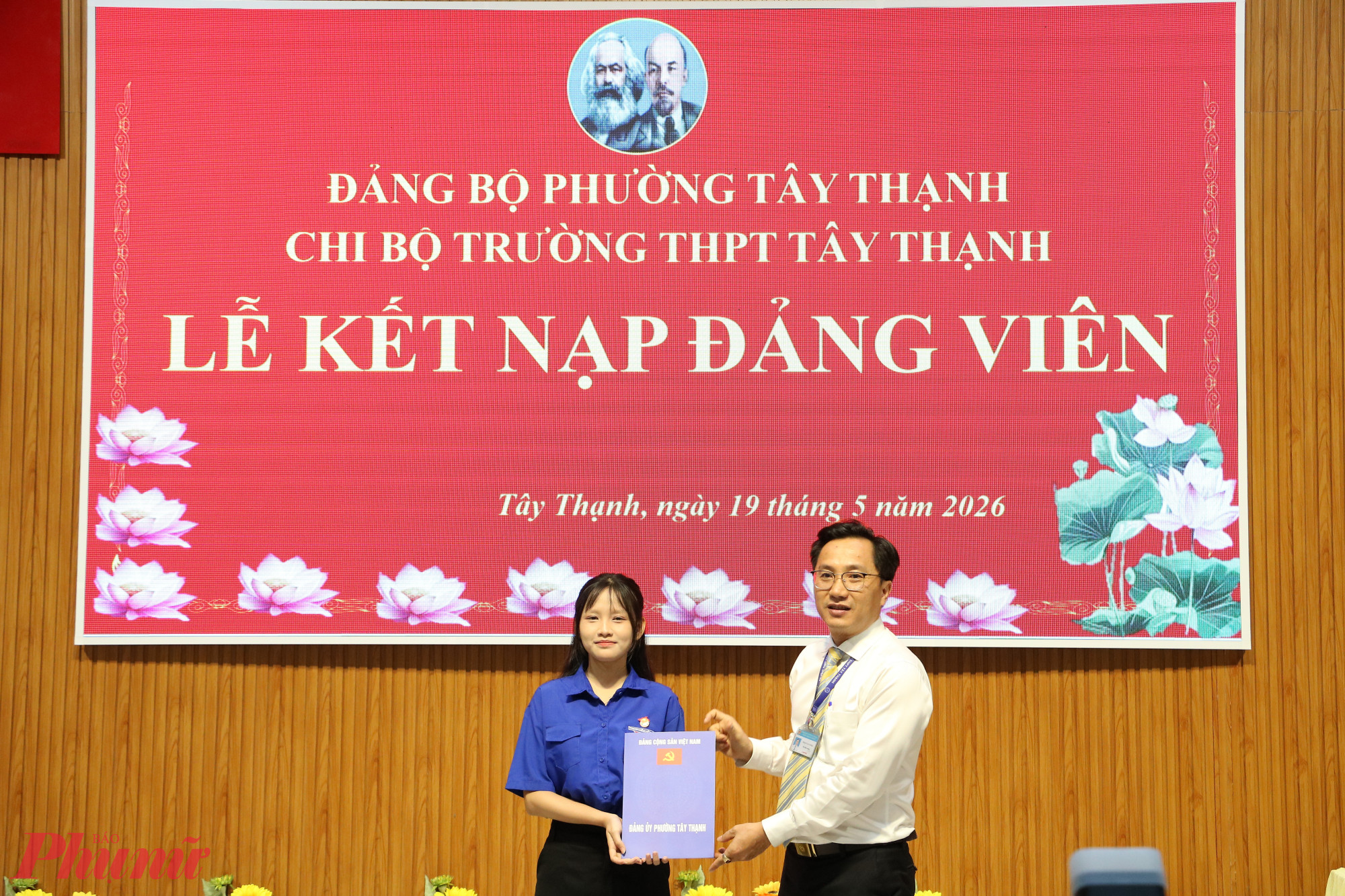 Em Nguyễn Bảo Hoài Thương nhận quyết định kết nạp Đảng - Ảnh: Trang Thư