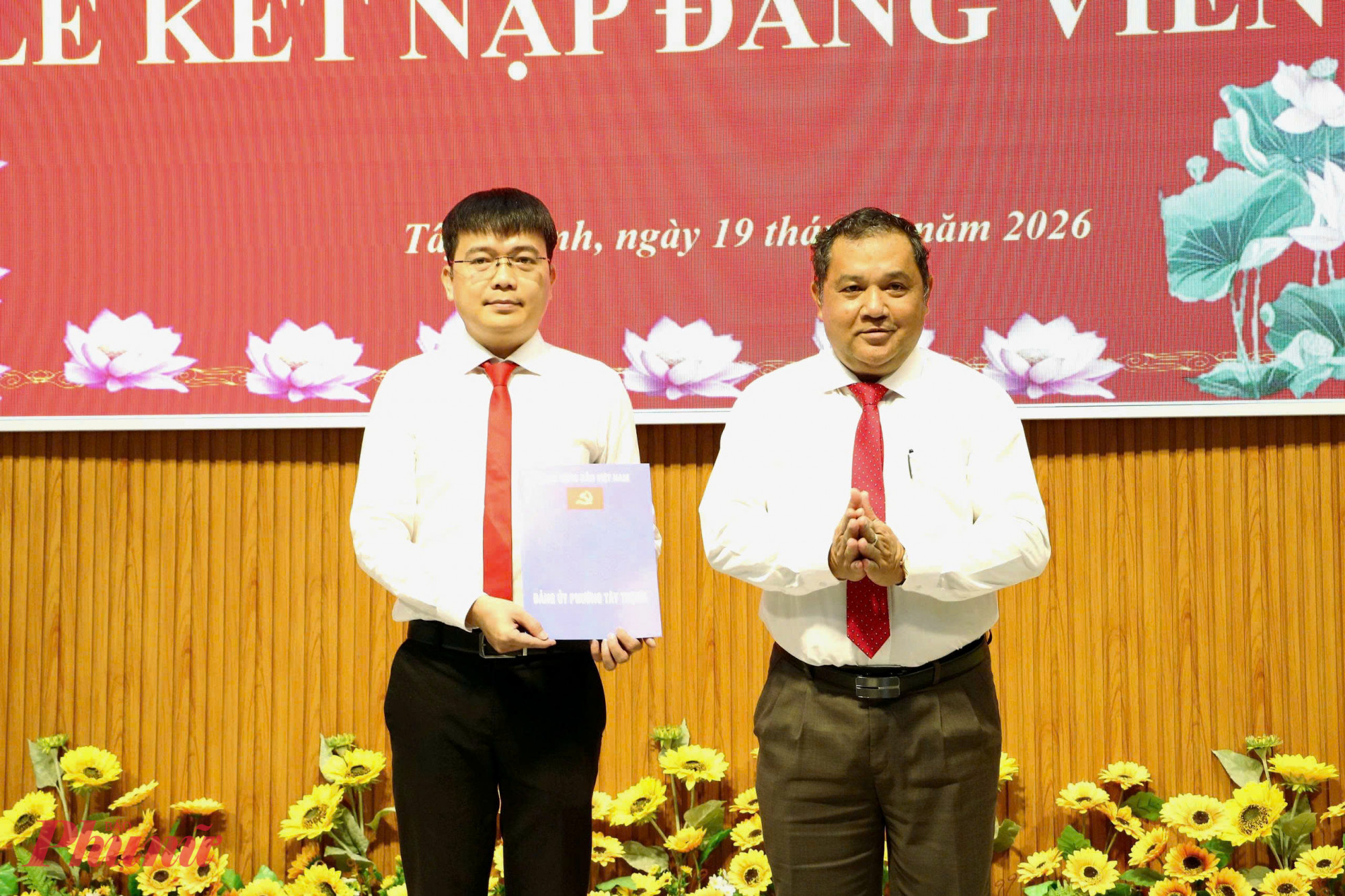 Ông Nguyễn Vân Yên - Hiệu trưởng nhà trường - trao quyết định kết nạp Đảng cho thầy Khoa - Ảnh: Trang Thư