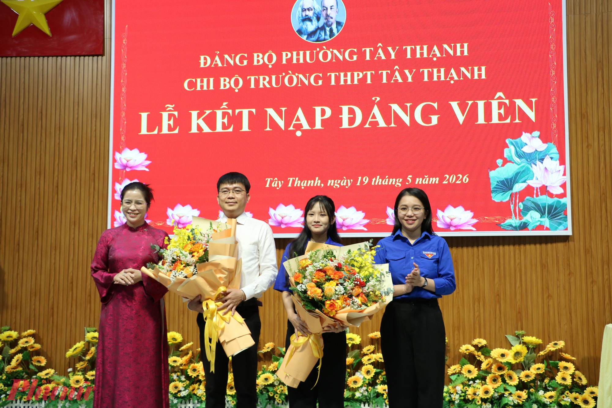 Bà Nguyễn Lê Phương Uyên - Cán bộ Tuyên giáo - Đối ngoại Thành Đoàn TPHCM (bìa phải) và bà Cao Thị Thiên Phúc - Trưởng phòng Chính trị tư tưởng, Sở GD-ĐT TPHCM - tặng hoa chúc mừng cho thầy và trò 