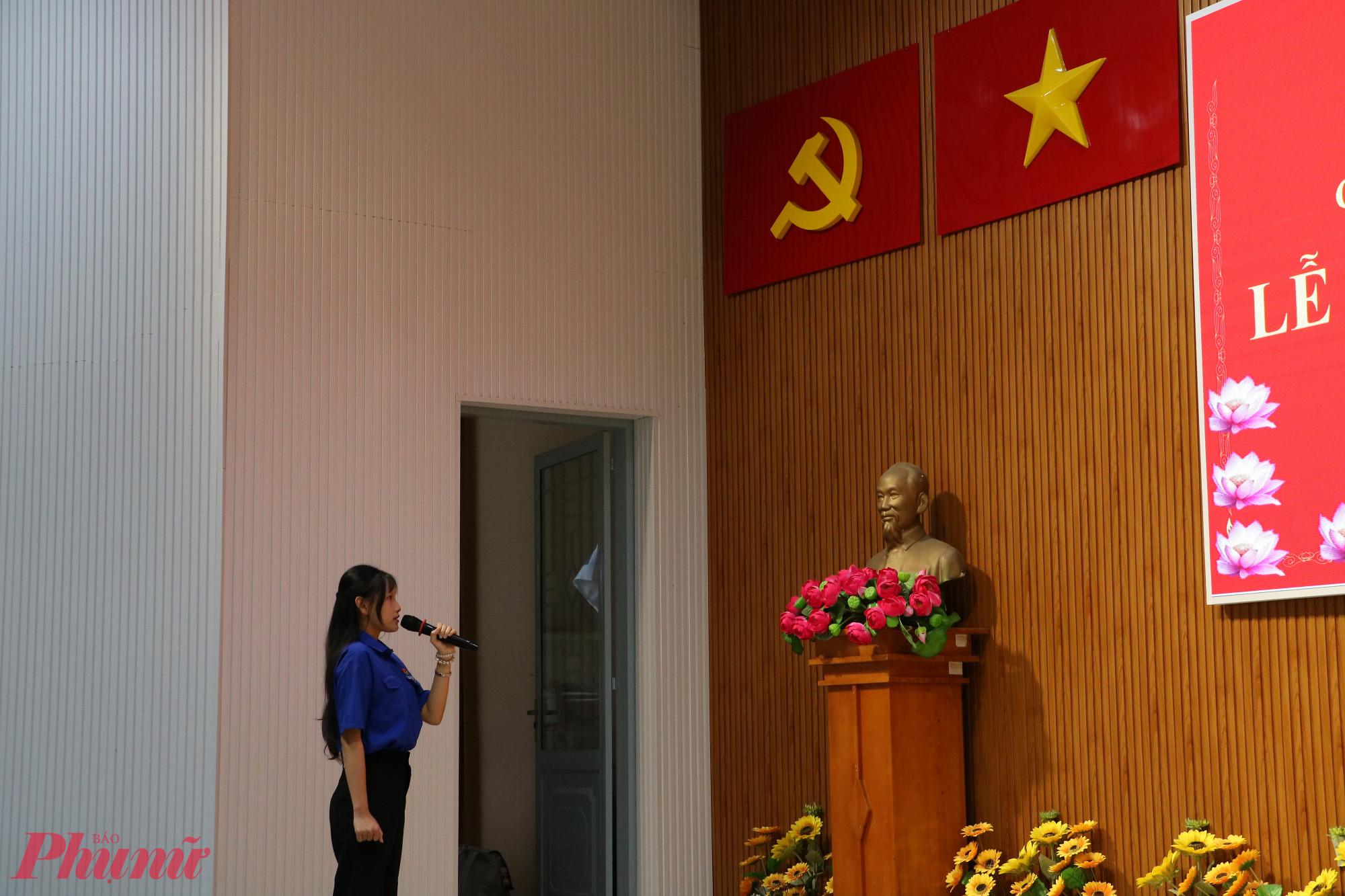 Hoài Thương thực hiện nghi thức tuyên thệ dưới cờ Đảng, cờ Tổ quốc và chân dung Chủ tịch Hồ Chí Minh
