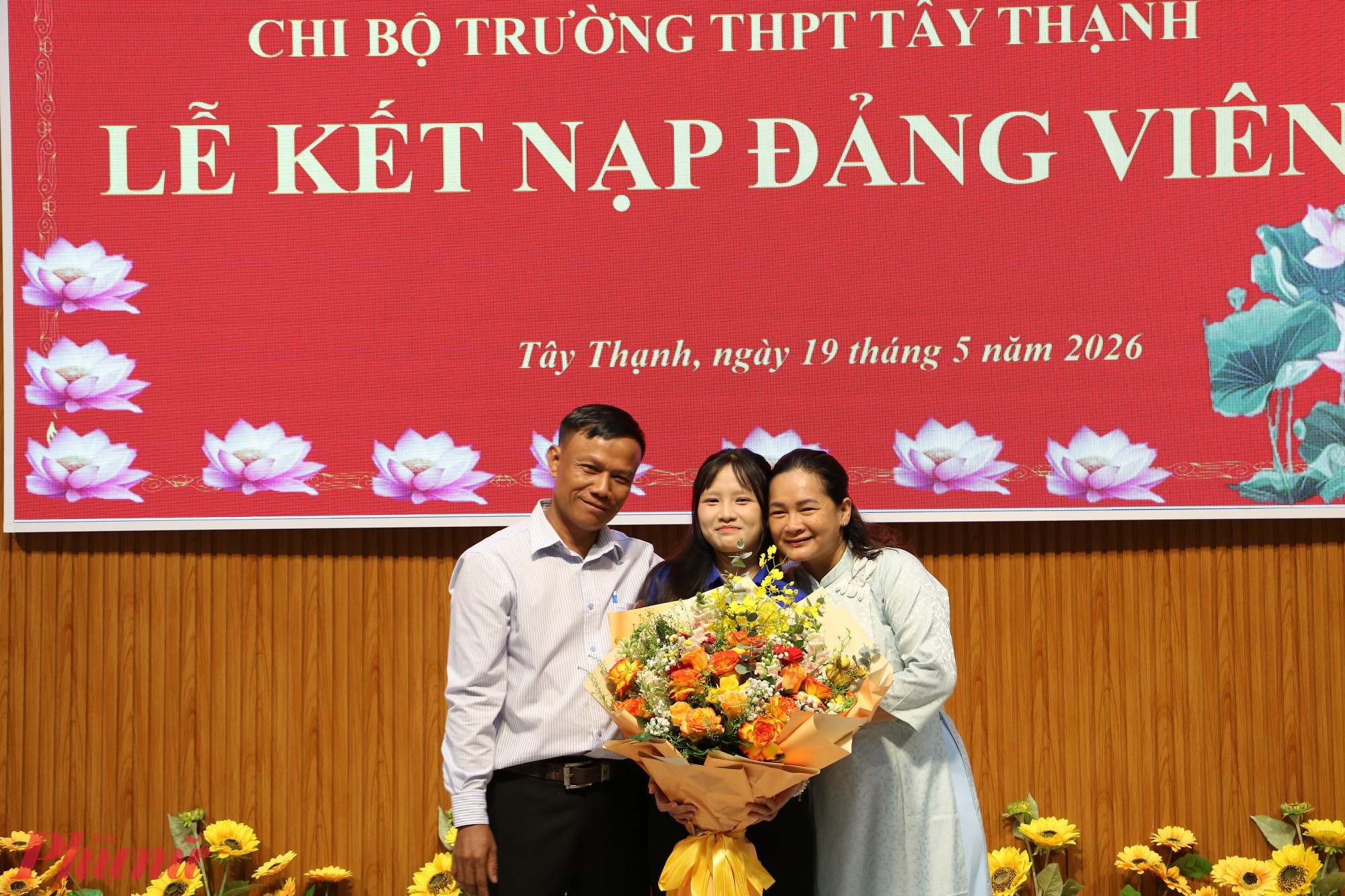 Cha mẹ xúc động khi nhìn thấy sự trưởng thành của Hoài Thương - Ảnh: Trang Thư