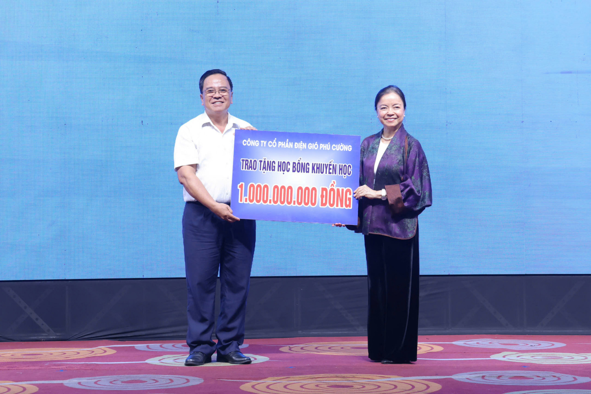 trao học bổng khuyến học trị giá 1 tỉ đồng cho Hội khuyến học TP Cần Thơ…