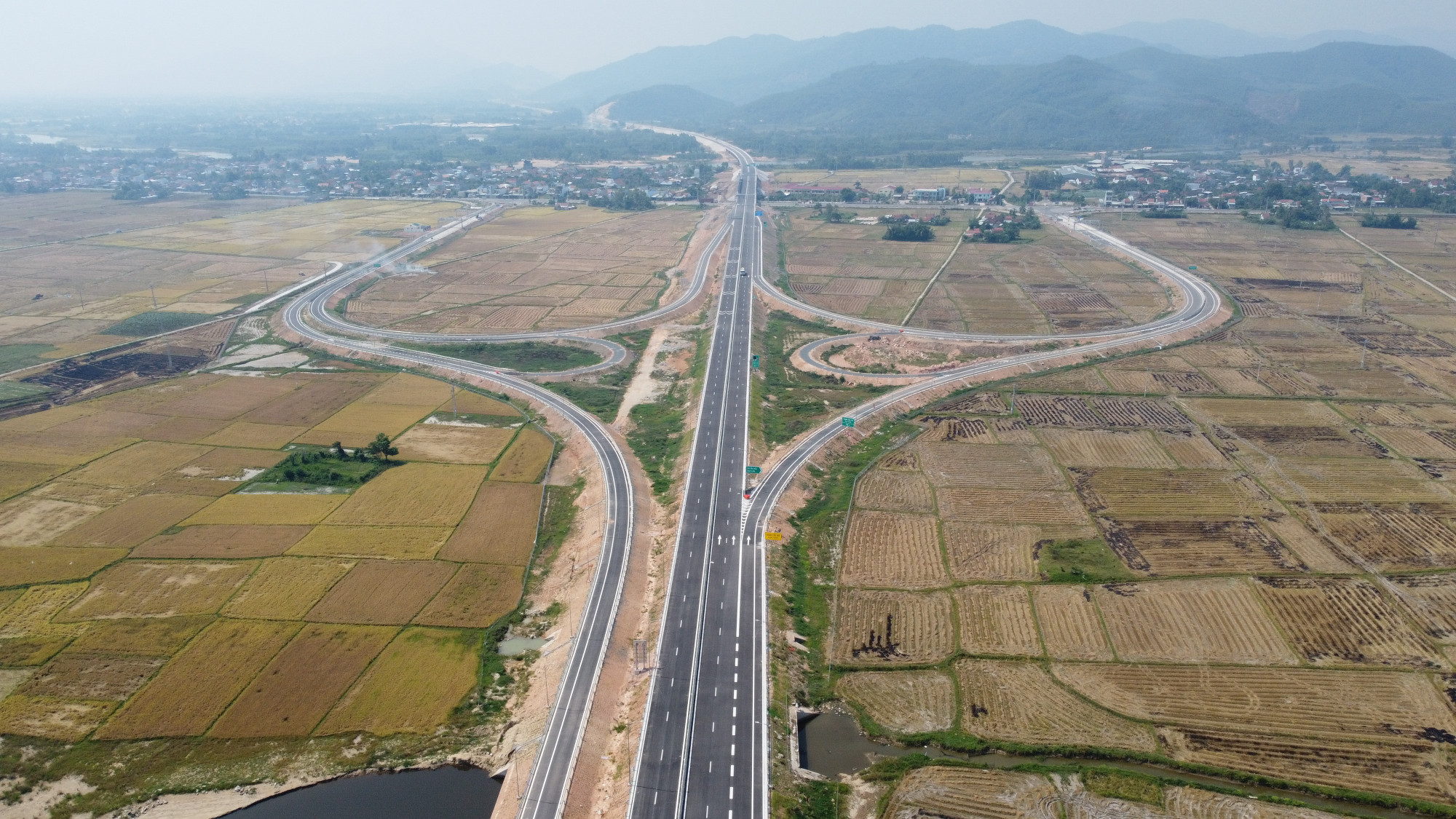 Việc thông xe các tuyến cao tốc sẽ sẽ góp phần rút ngắn hành trình từ khu vực Nam Trung Bộ vào TP HCM và ngược lại, giảm tải đáng kể cho Quốc lộ 1