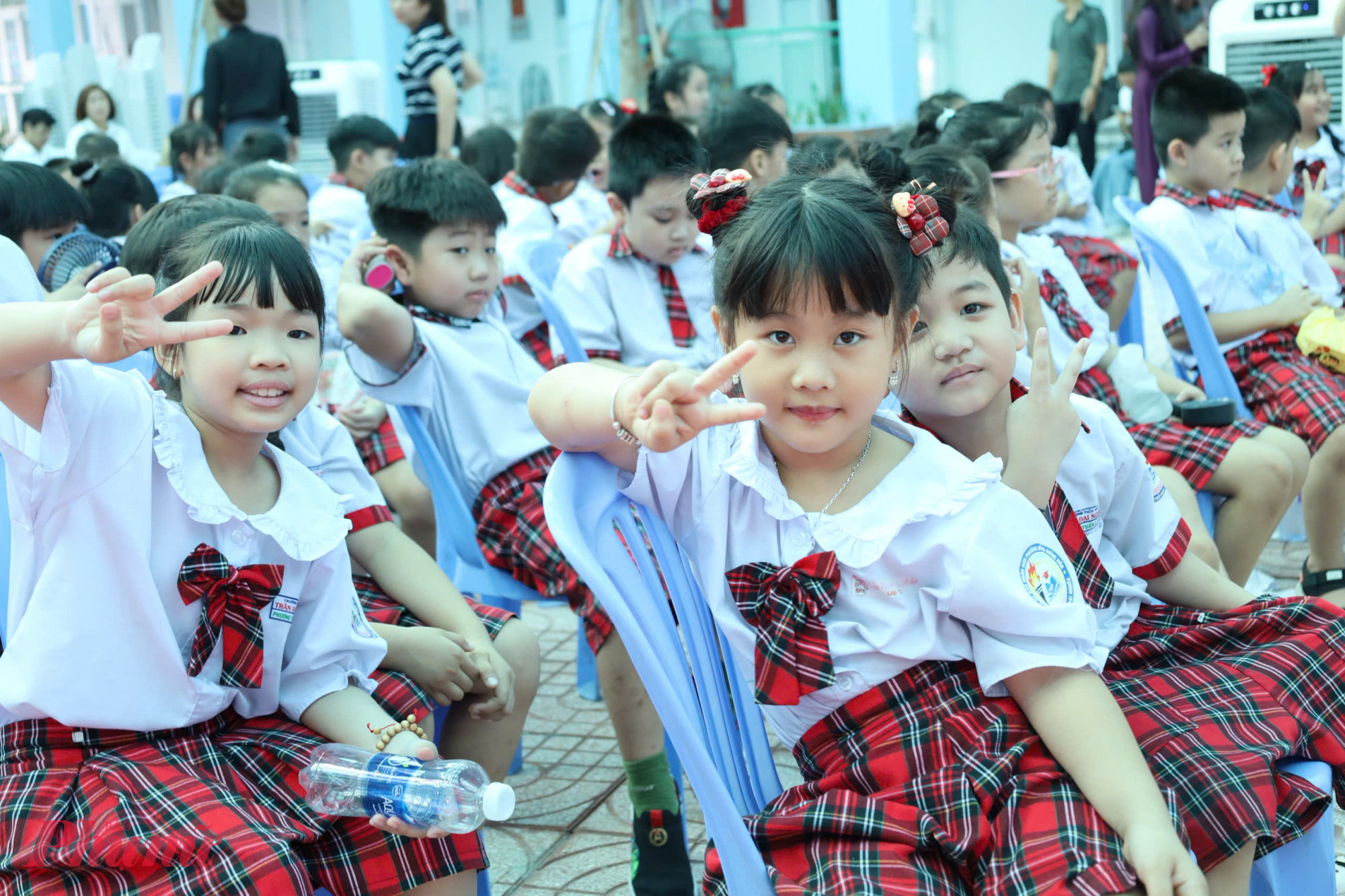 Học sinh Trường Tiểu học Trần Đại Nghĩa trong ngày đầu tham quan lớp học mới khang trang, hiện đại.