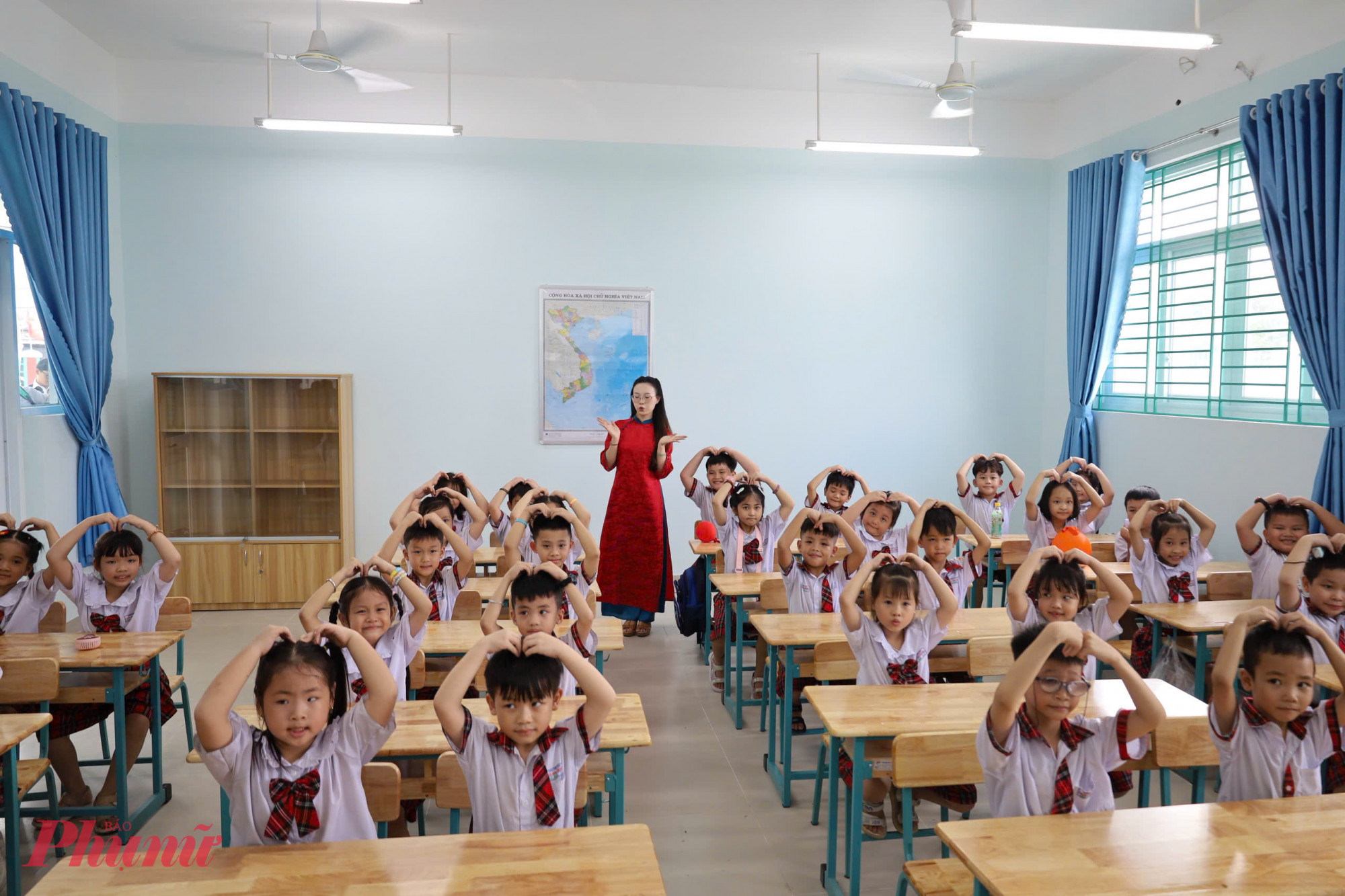Niềm vui của cả học sinh và giáo viên tại ngôi trường mới.