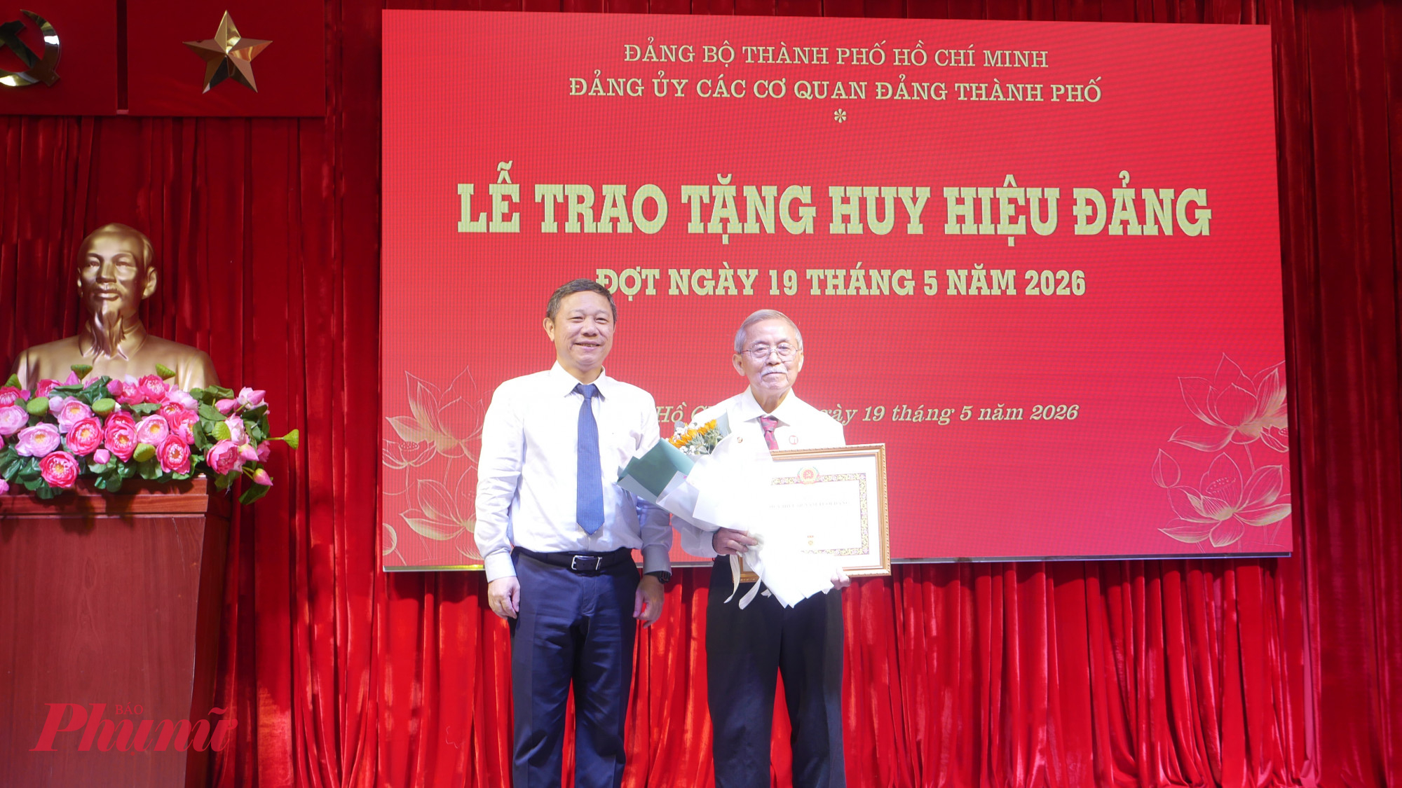 Ông Dương Anh Đức - trao Huy hiệu 60 năm tuổi Đảng cho đảng viên Nguyễn Văn Hoàng   