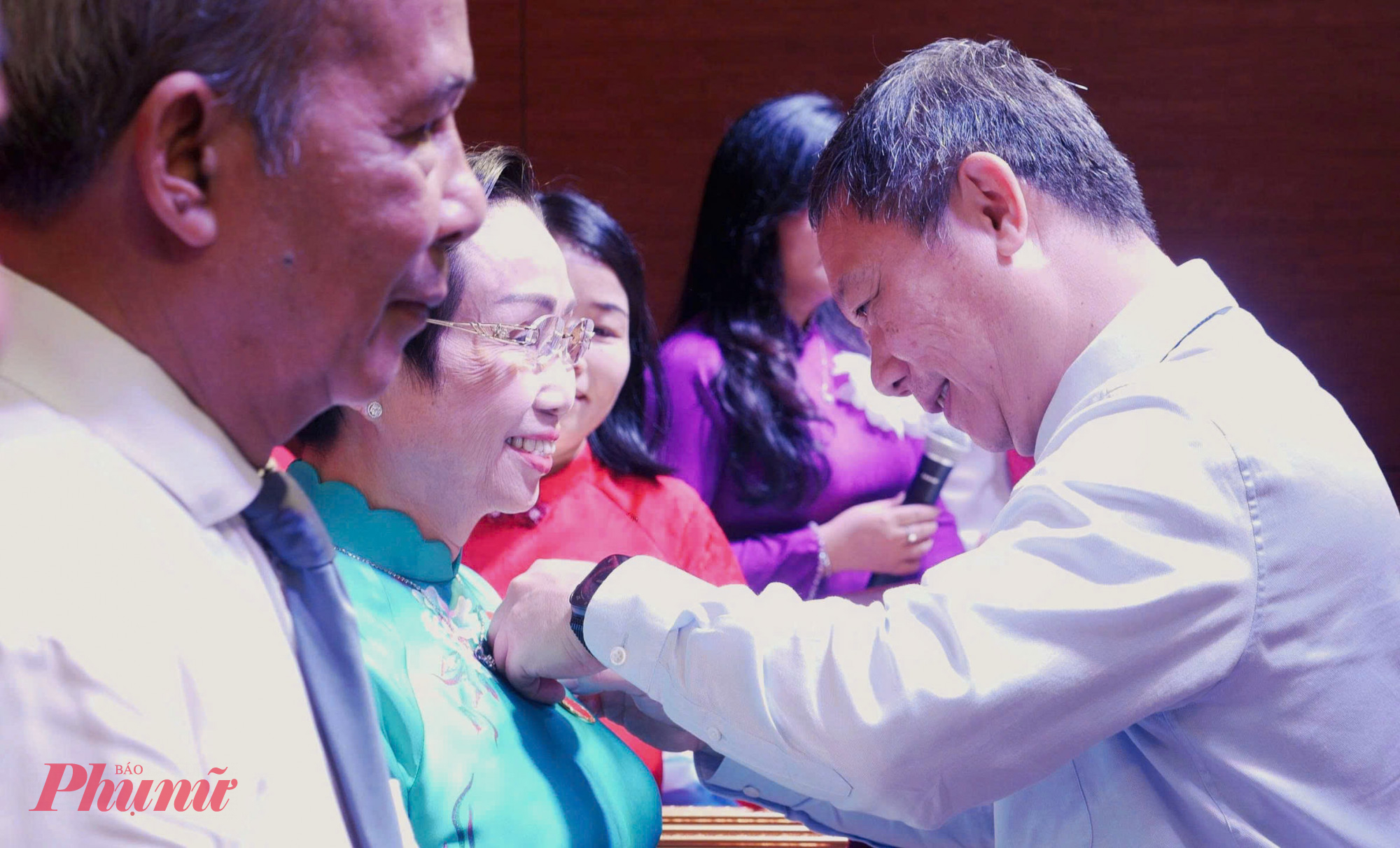 Dương Anh Đức - Ủy viên Ban Thường vụ Thành ủy, Trưởng Ban Tuyên giáo và Dân vận Thành ủy, Phó Bí thư Đảng ủy các cơ quan Đảng Thành phố - trao Huy hiệu Đảng cho các đảng viên đợt 19/5 - Ảnh: Trang Nguyễn