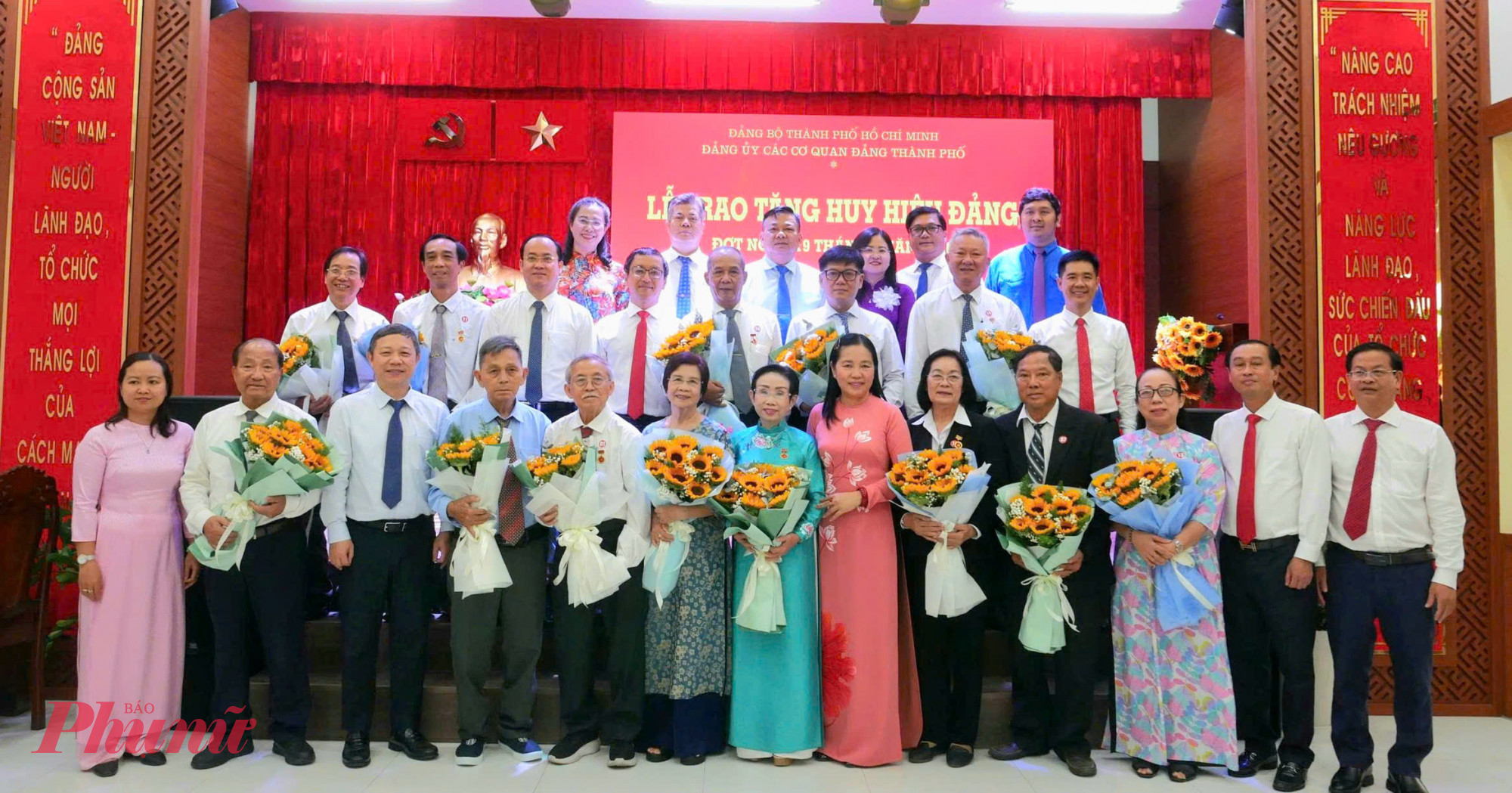 Đảng ủy các cơ quan Đảng TPHCM tổ chức Lễ trao tặng Huy hiệu Đảng đợt ngày 19/5