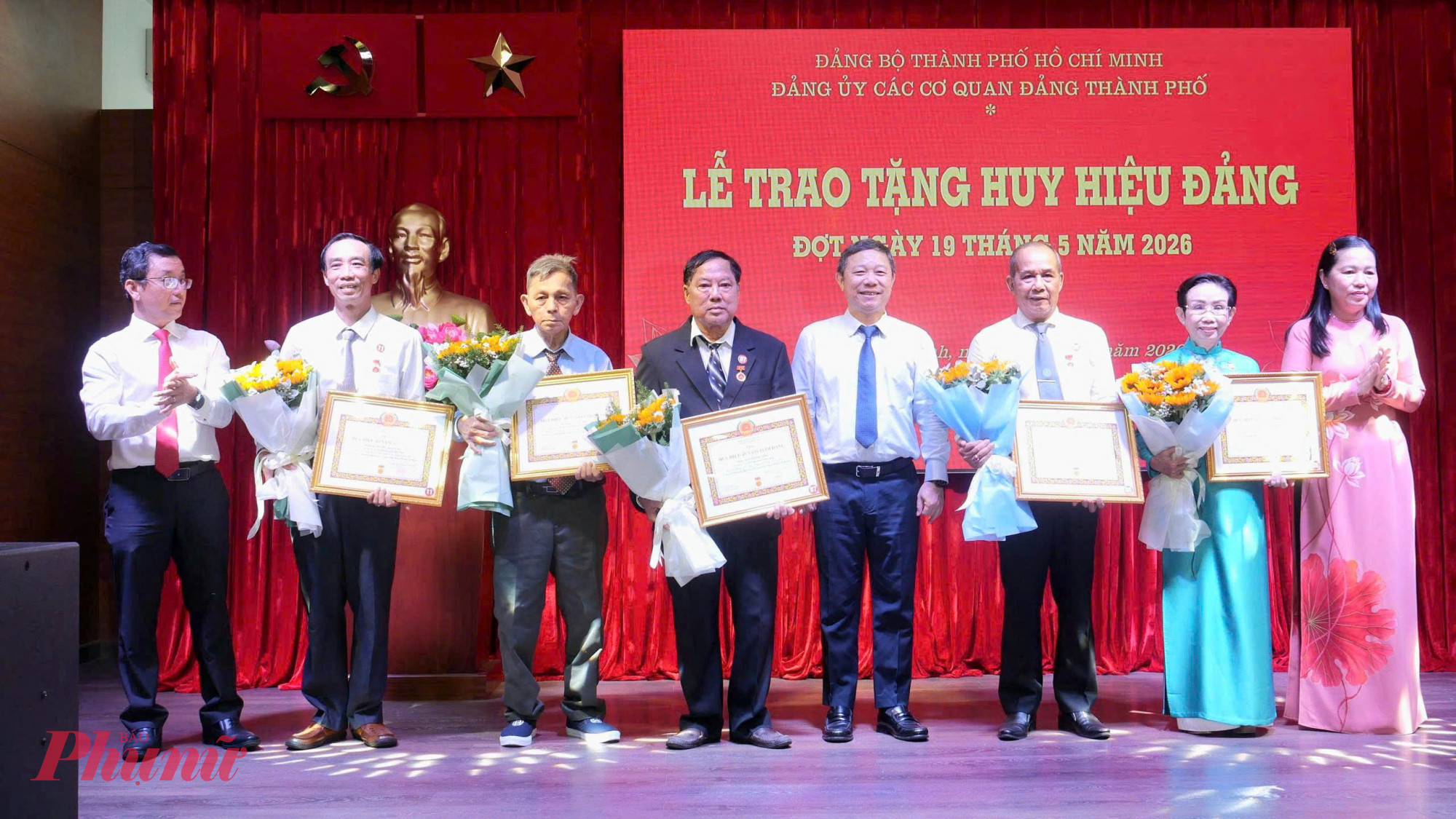 Lãnh đạo Đảng ủy các cơ quan Đảng TPHCM – trao Huy hiệu Đảng đến đảng viên Nguyễn Văn Nghĩa - Ảnh: Trang Nguyễn 