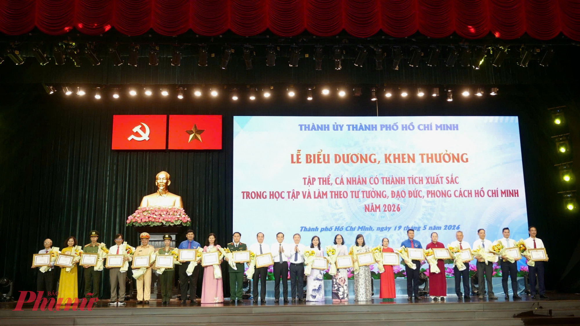 Bí thư Thành ủy TPHCM Trần Lưu Quang và Trưởng Ban Tuyên giáo và Dân vận Thành ủy TPHCM Dương Anh Đức - trao Bằng khen cho các tập thể, cá nhân điển  hình được tuyên dương 