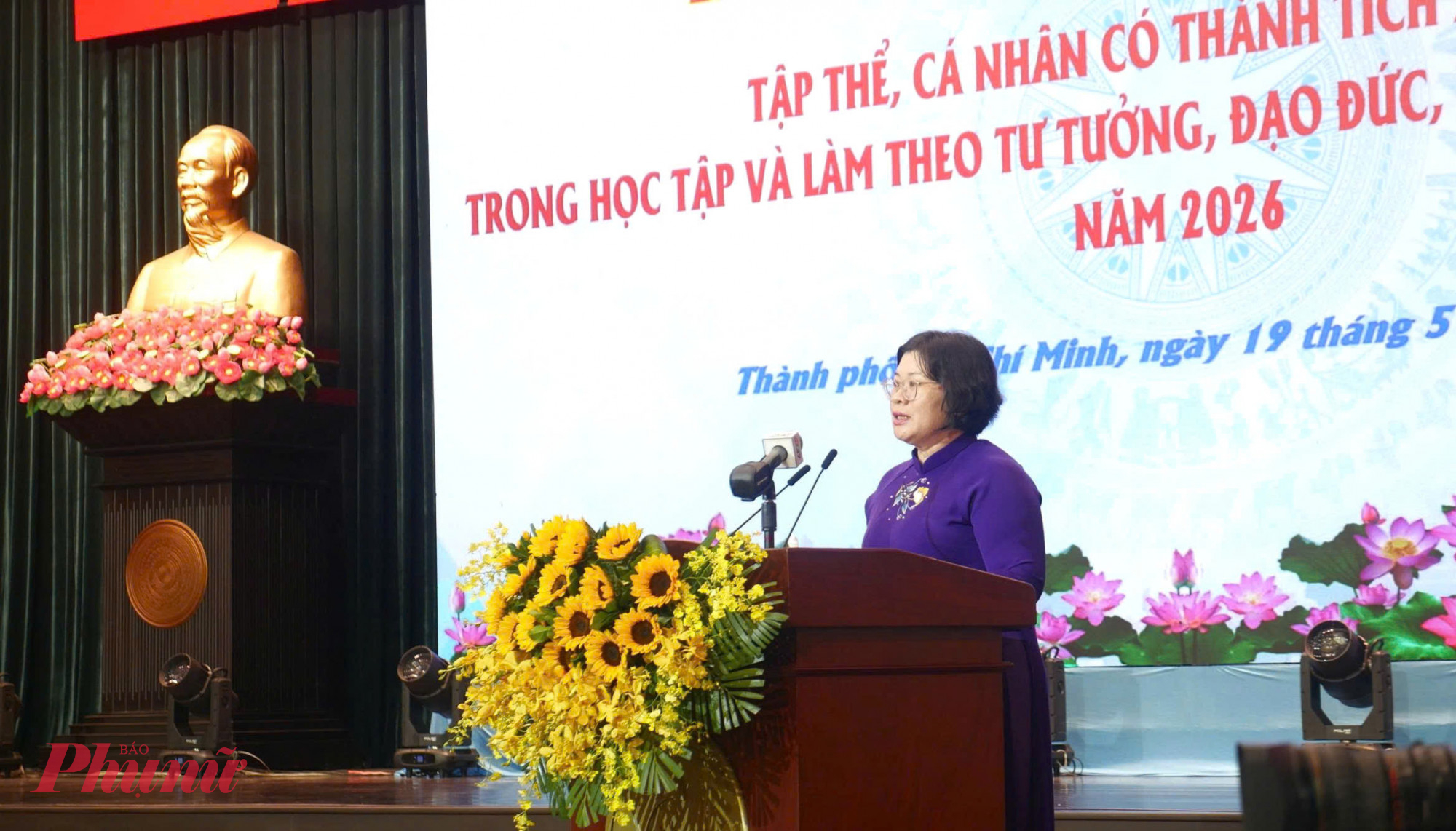 Phó Bí thư Thành ủy TPHCM Văn Thị Bạch Tuyết phát biểu, ghi nhận và biểu dương các tập thể, cá nhân điển hình học và làm theo tư tưởng, đạo đức, phong cách Hồ Chí MInh - Ảnh: Trang Nguyễn 
