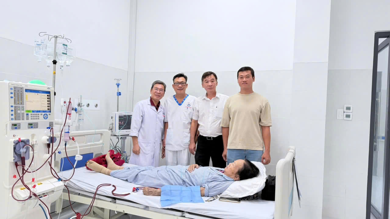 Các bác sĩ cho biết người bệnh có thể sử dụng BHYT khi chạy thận nhân tạo, ảnh BVCC