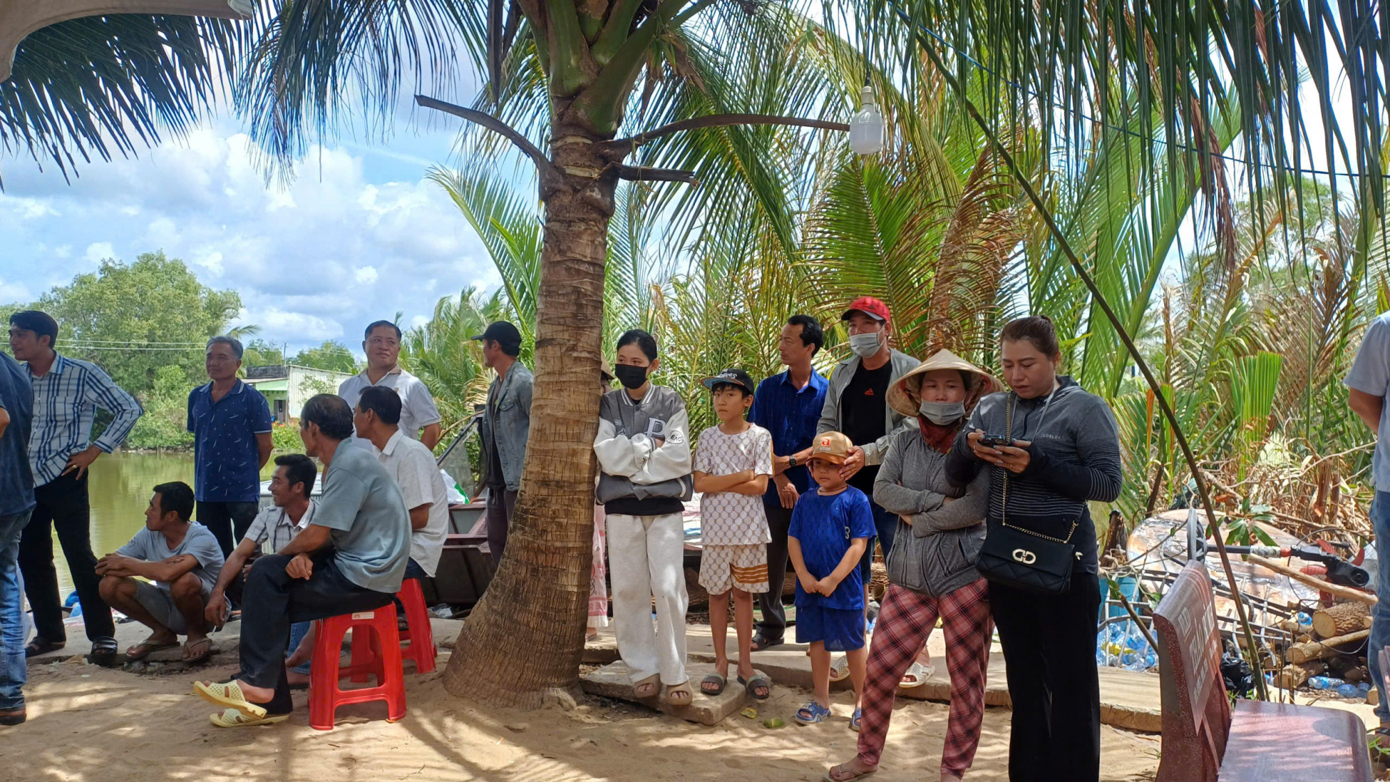Người thân, hàng xóm đến chia buồn cùng gia đình bà G. Ảnh: H Thịnh