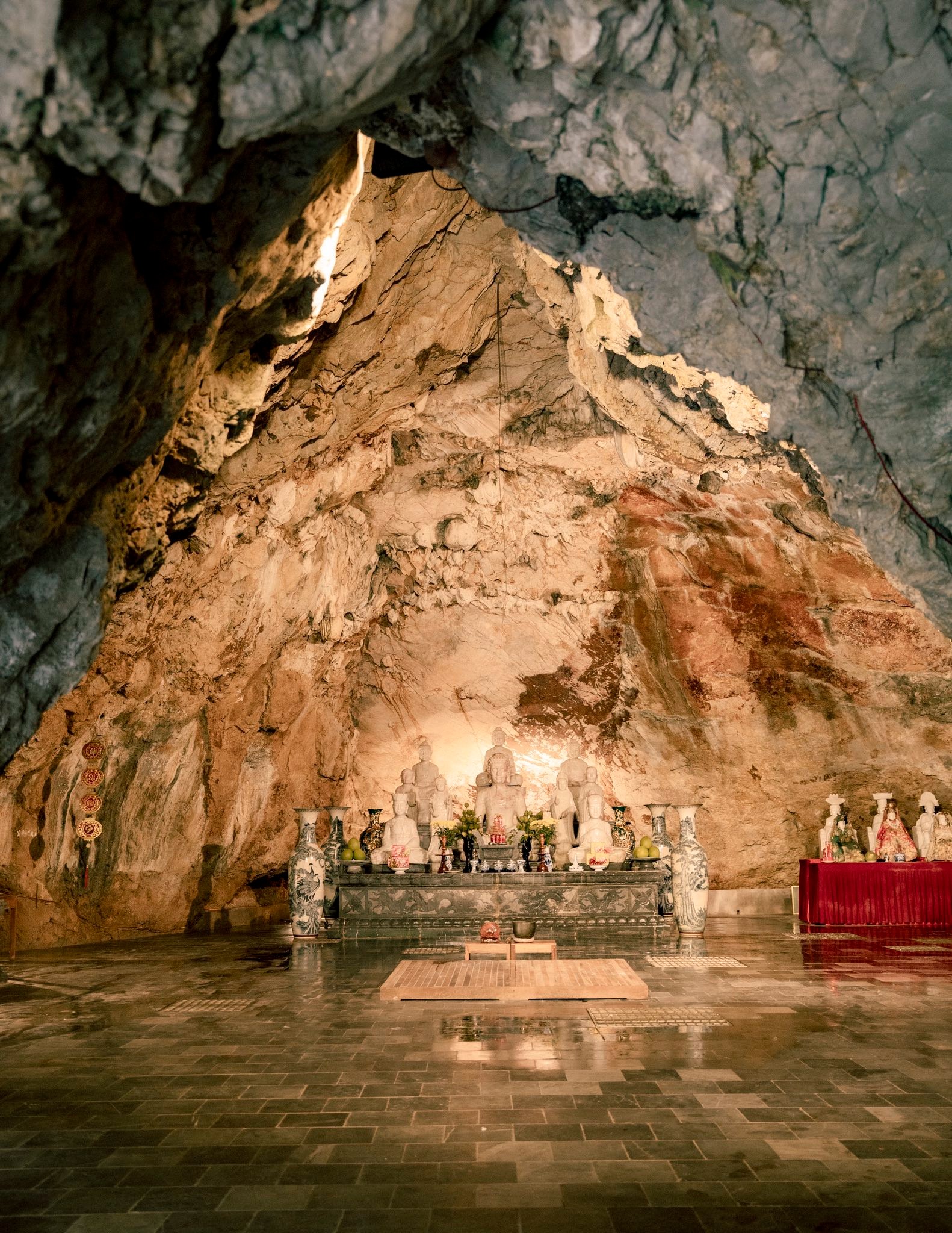 Ngôi chùa ở trong động
