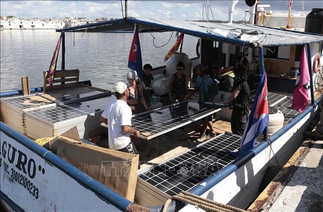 Bốc, dỡ hàng hóa viện trợ nhân đạo tại cảng La Habana (Cuba) - Ảnh minh họa: Việt Hùng/TTXVN