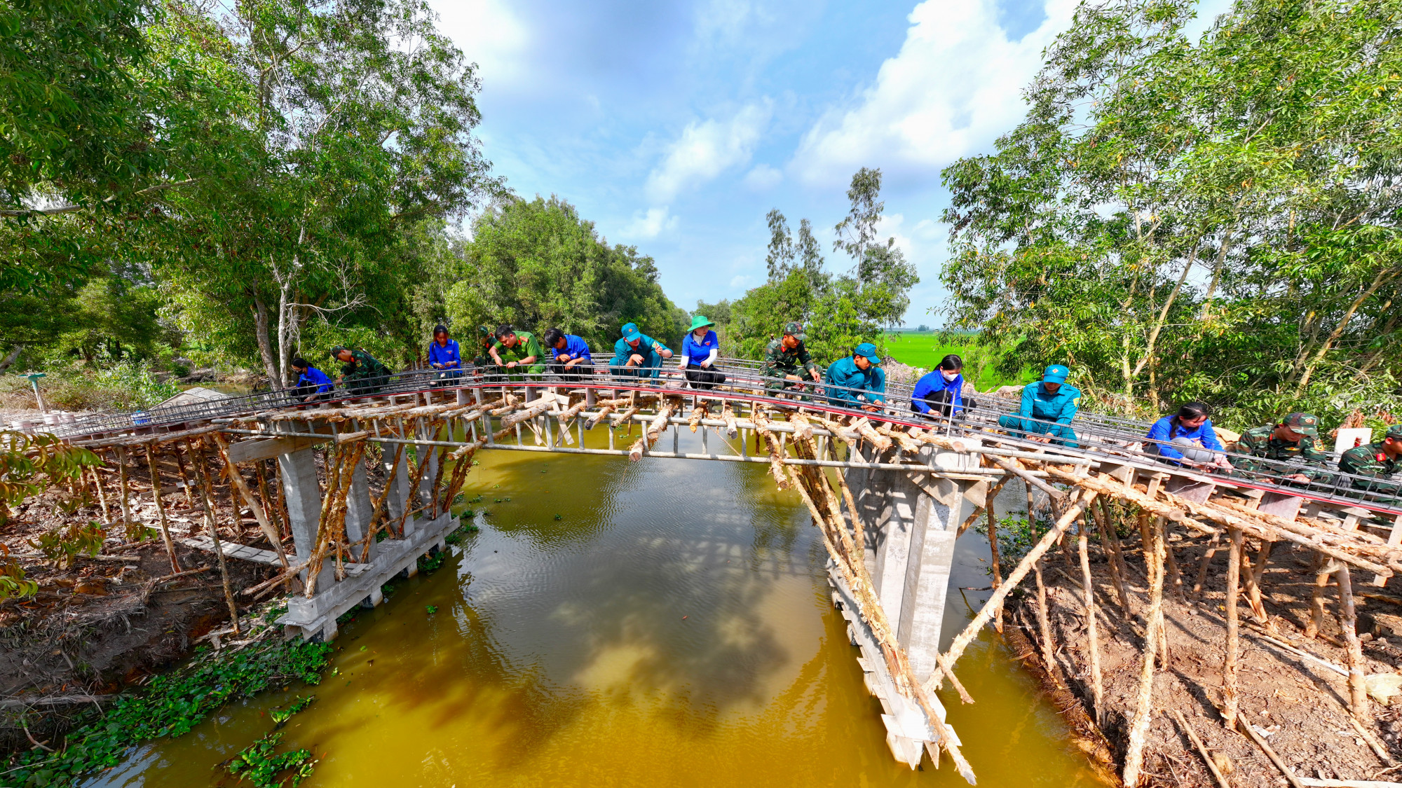 Lực lượng vũ trung và các tổ chức đoàn thể giúp dân xây cầu tại xã Hòa Điền - Ảnh Phương Vũ