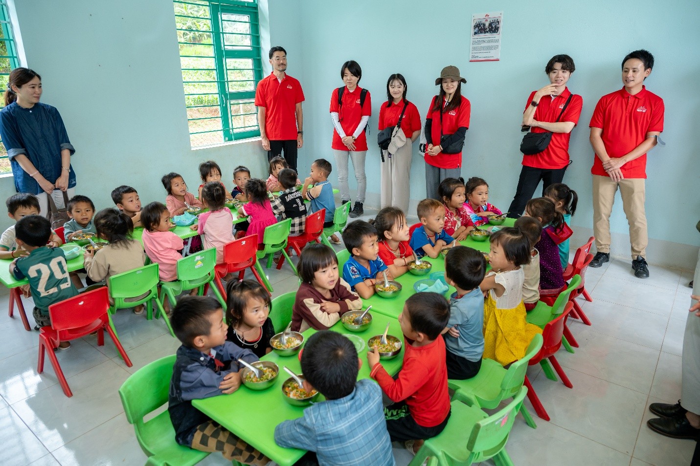 Học sinh dùng bữa tại trường - Ảnh: H.H