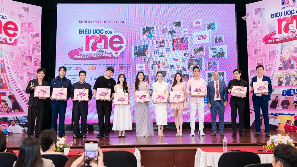 Các nghệ sĩ đồng hành cùng chương trình mùa 2 “Hành trình tỏa sắc cùng điều ước của mẹ” - Ảnh: Thẩm mỹ viện Seoul Center